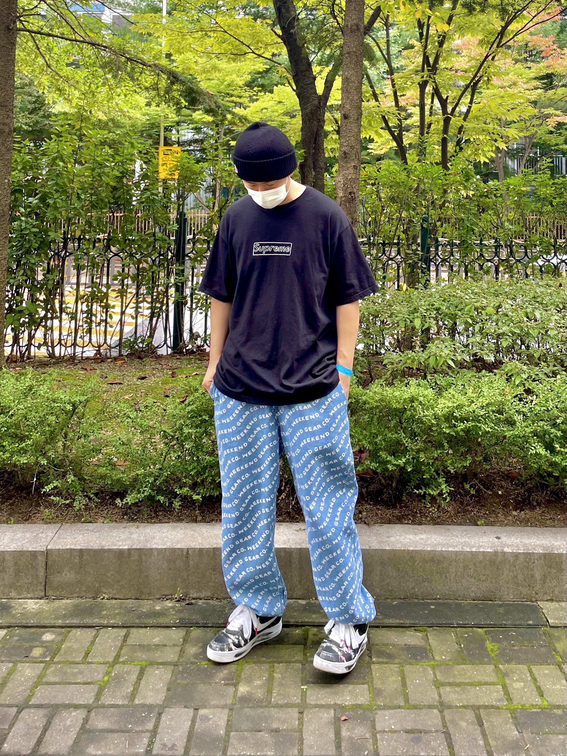 Nike x Peaceminusone Air Force 1 Low Para-Noise, Supreme x Kaws Chalk Logo T-Shirt Black - 21SS 착용 스타일 - 1