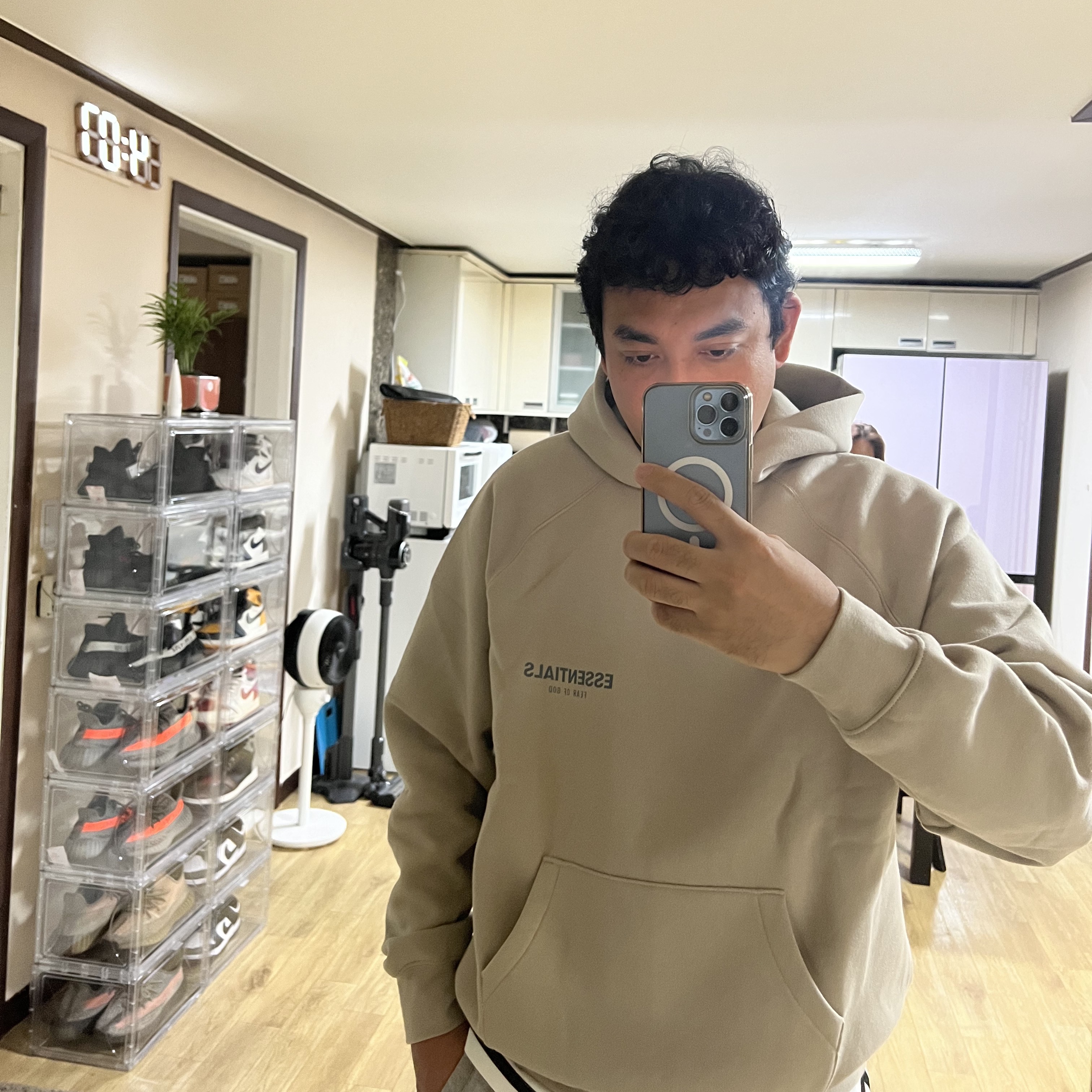 Essentials The Core Collection Pullover Hoodie Tan 착용 스타일 - 1
