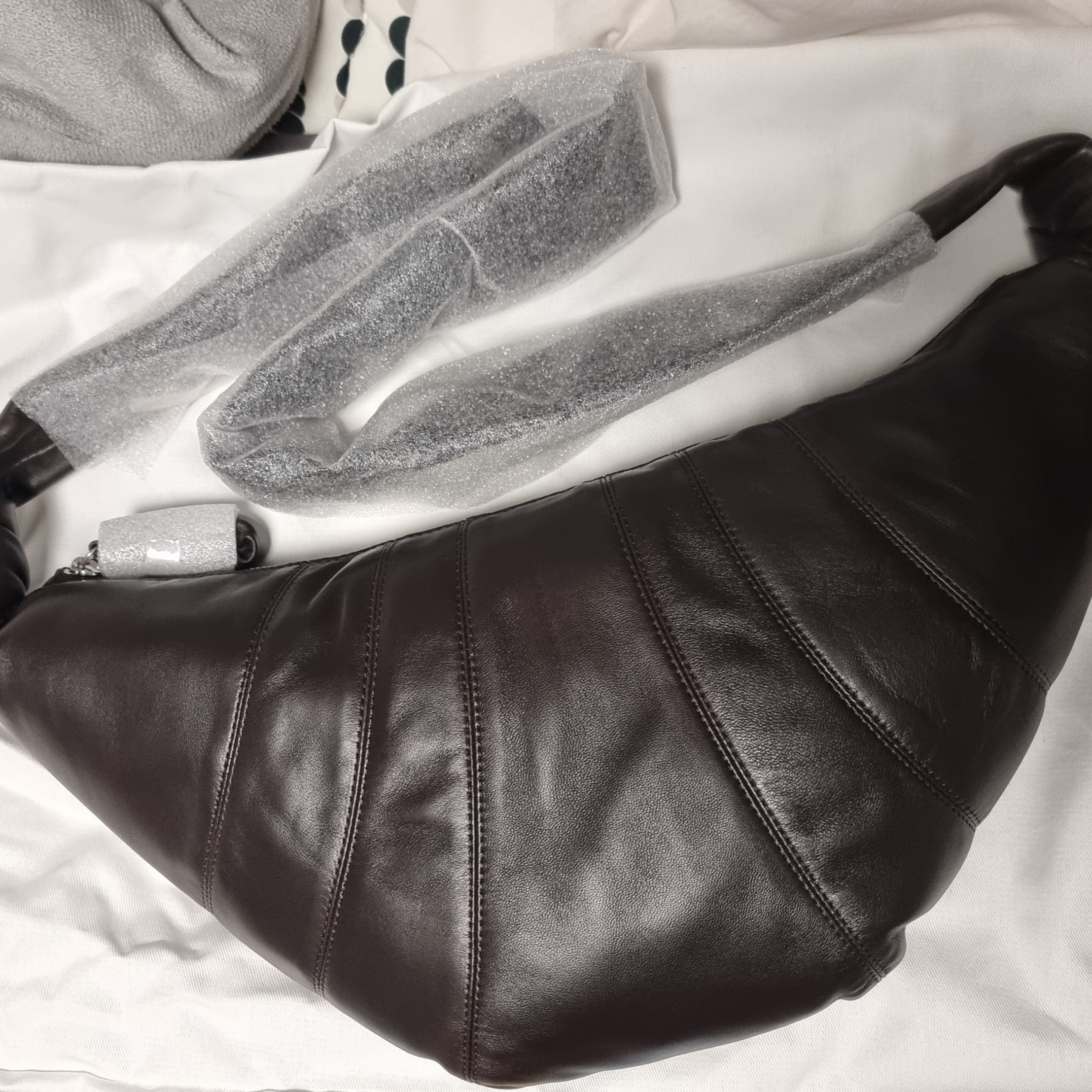 Lemaire Medium Croissant Bag Soft Nappa Leather Dark Chocolate 착용 스타일