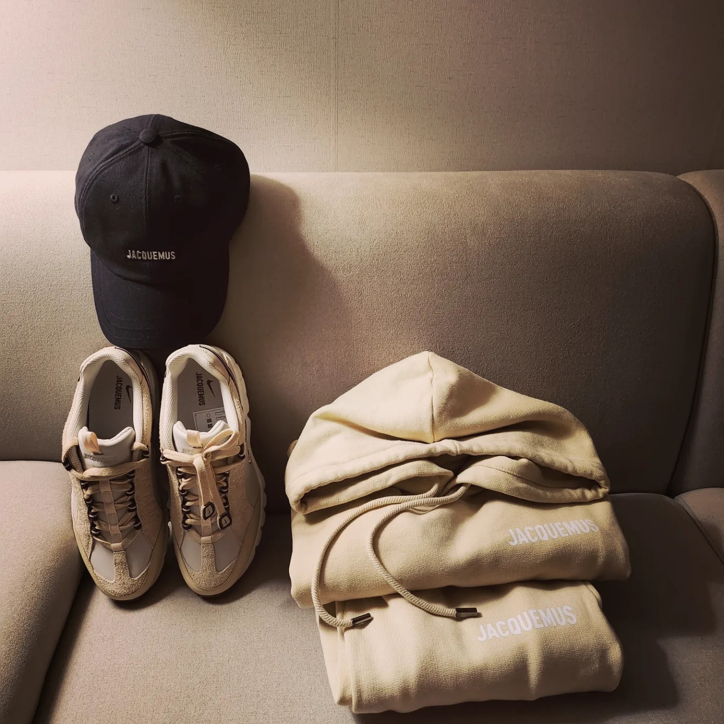 Nike x Jacquemus Air Humara LX Light Bone and Gold 착용 스타일 - 5