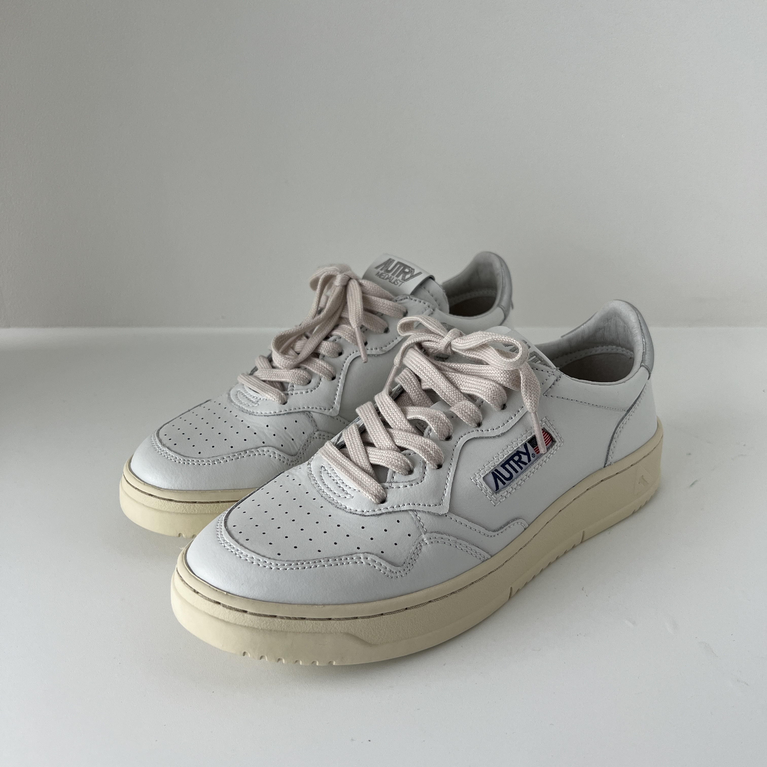 Autry Medalist Low Leather Sneakers White Silver 착용 스타일 - 1