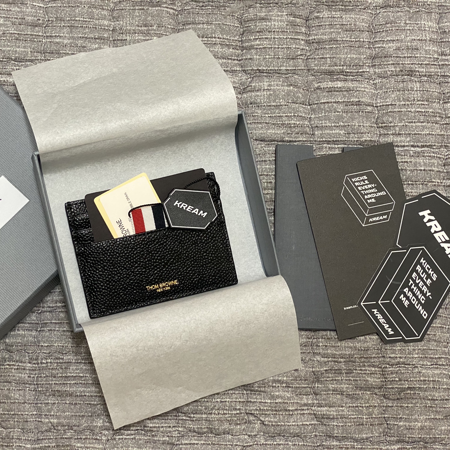 Thom Browne Pebble Grain Leather Stripe Note Compartment Card Holder Black 착용 스타일 - 2