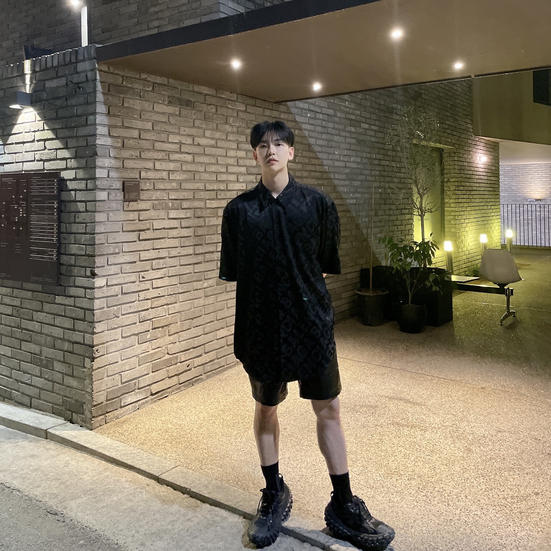 Balenciaga Defender Sneakers Black 착용 스타일 - 1