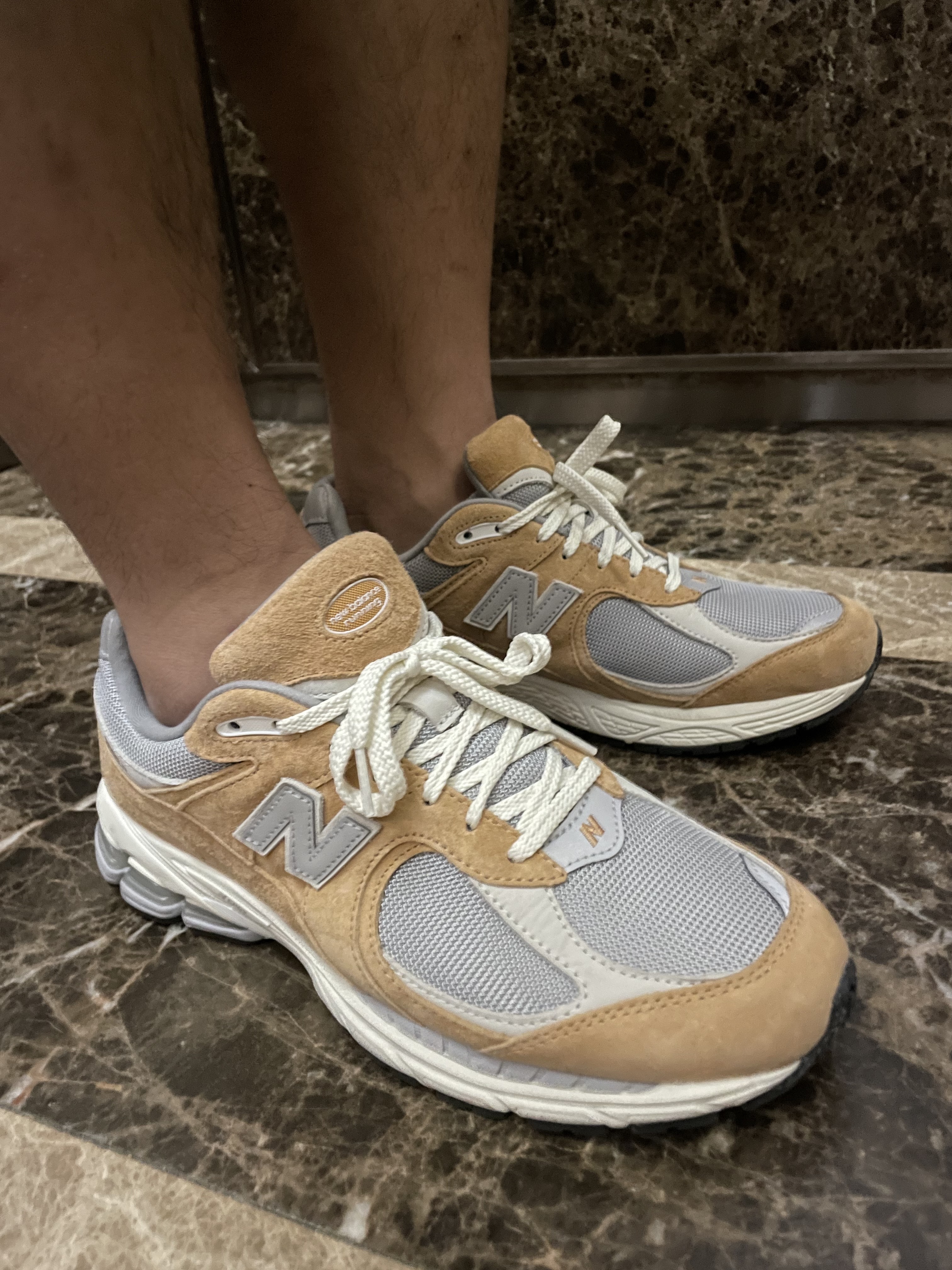 New Balance 2002R Special Vintage Beige 착용 스타일 - 3