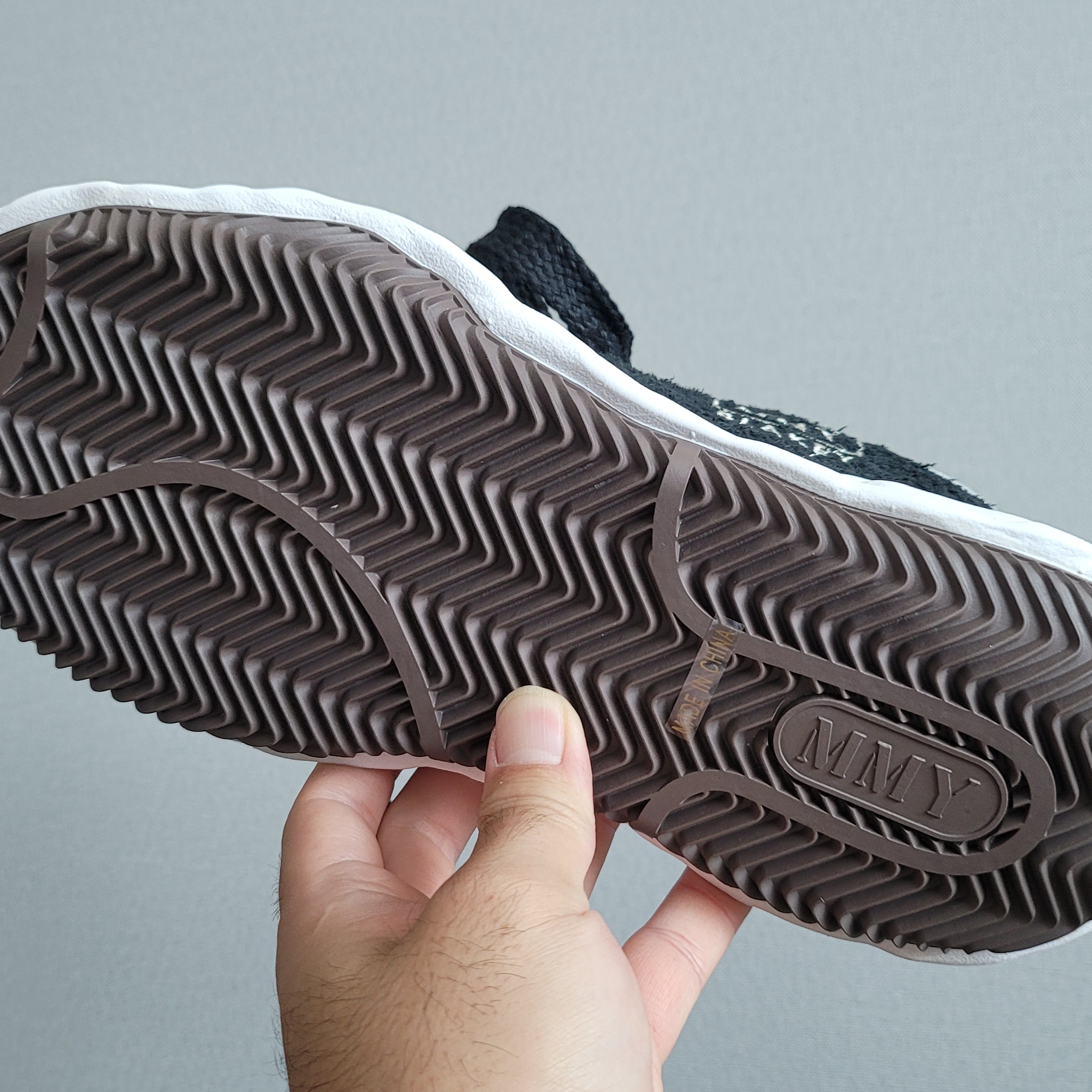 Maison Mihara Yasuhiro Blakey OG Sole Broken Suede Low-top Sneakers Black 착용 스타일 - 2