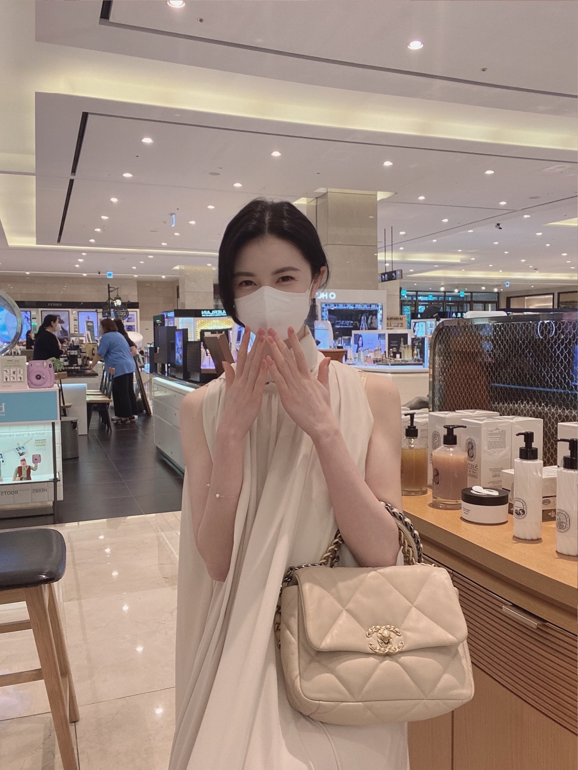 Chanel Medium 19 Handbag Lambskin & Gold Black, Chanel Medium 19 Handbag Lambskin & Gold Beige 착용 스타일 - 2