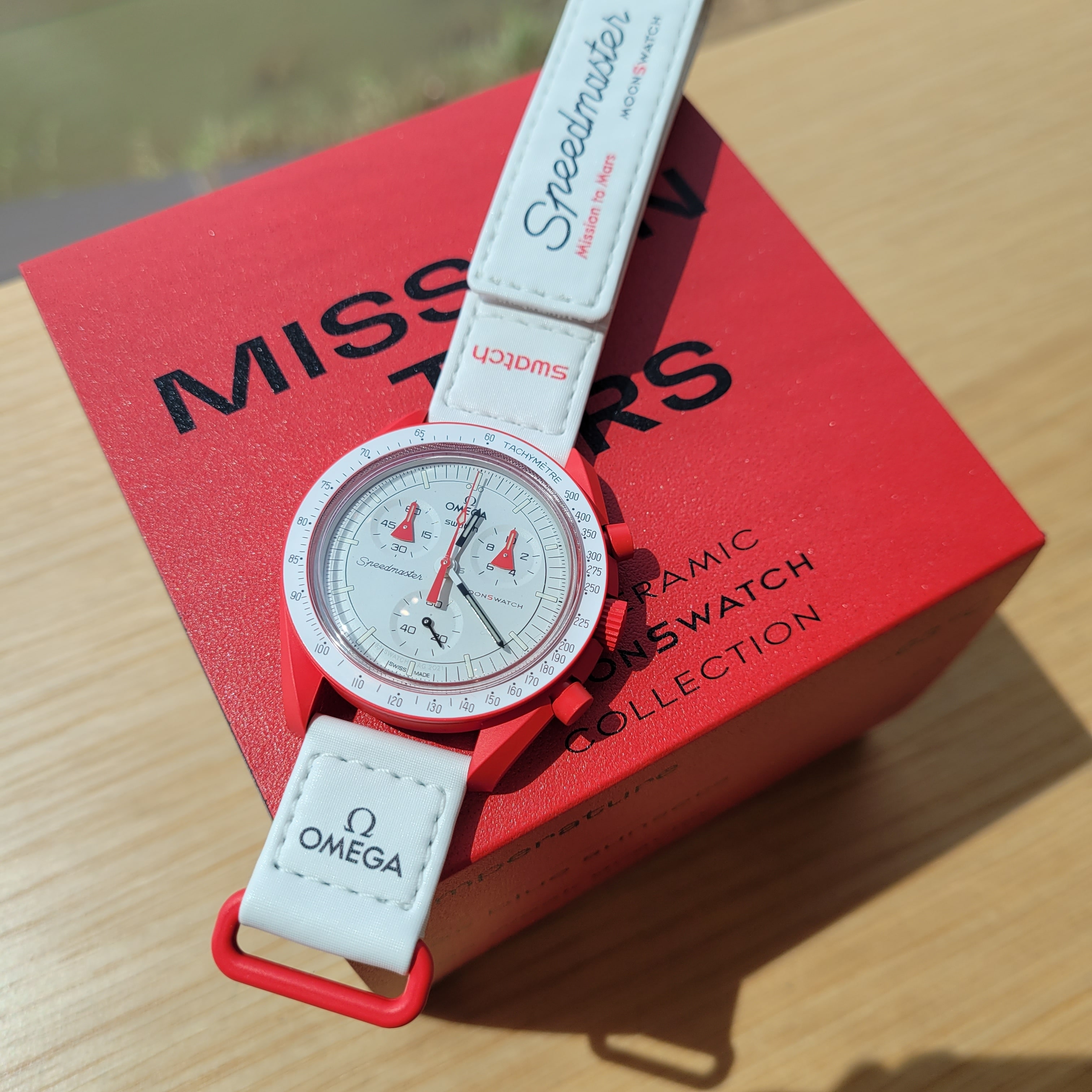 Swatch x Omega Bioceramic MoonSwatch Mission To Mars 착용 스타일