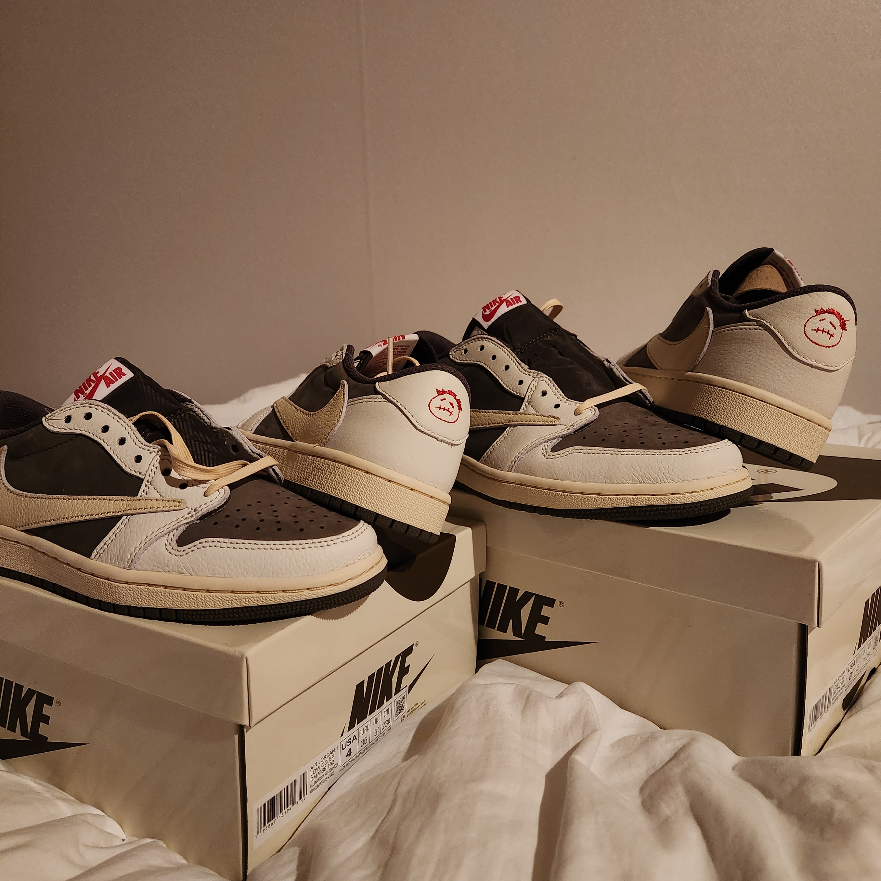 Jordan 1 x Travis Scott Retro Low OG SP Sail and Ridgerock 착용 스타일 - 2
