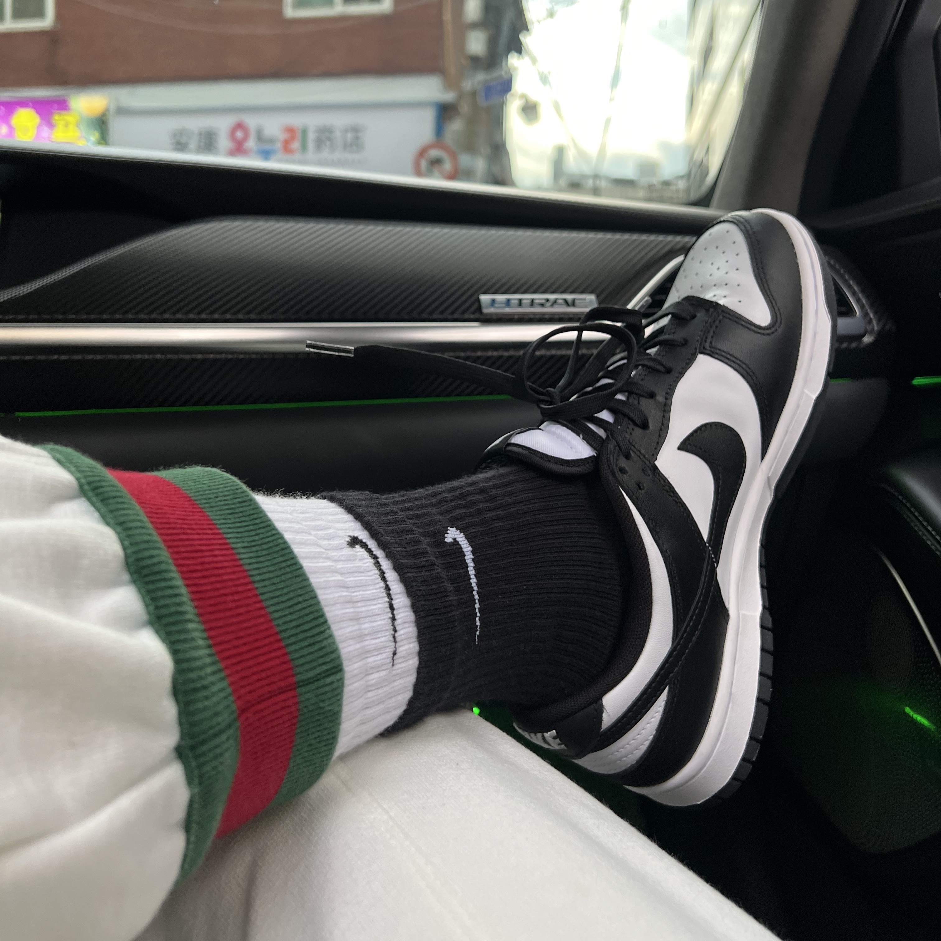 (W) Nike Dunk Low Black, Nike Everyday Plus Cushioned Training Crew Socks Black White (Korean Ver.) 착용 스타일