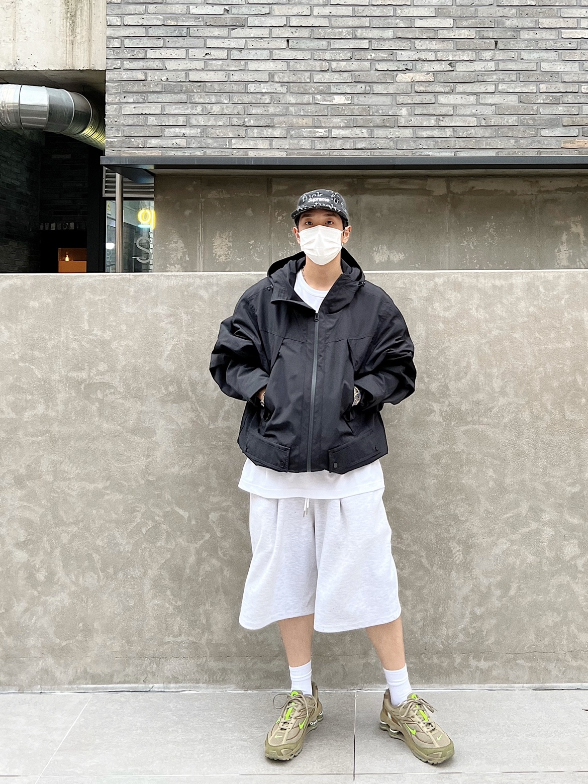 Nike x Supreme Shox Ride 2 SP Neutral Olive, Supreme Washed Chino Twill Camp Cap Black 착용 스타일 - 1