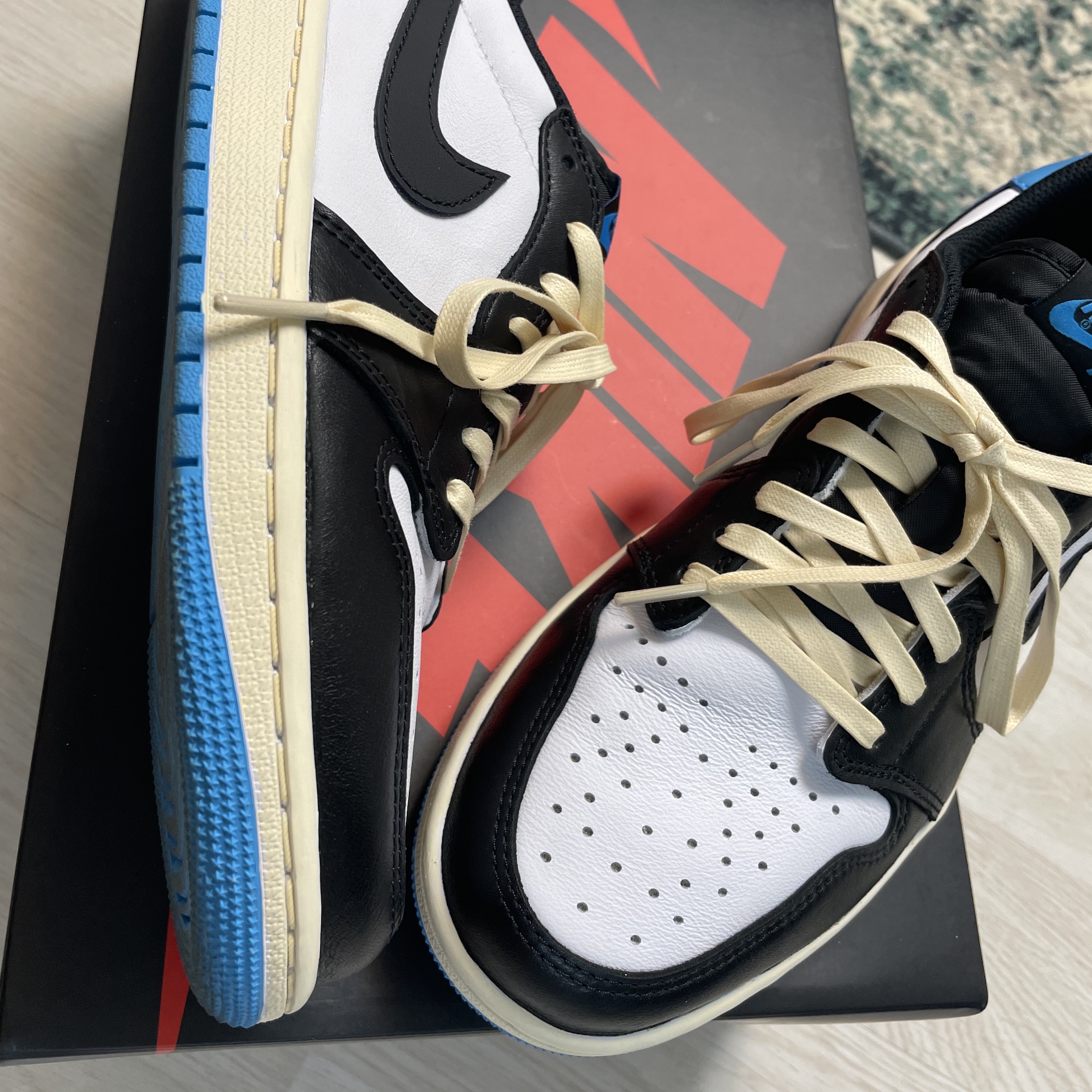 Jordan 1 Retro Low OG Black and Dark Powder Blue 착용 스타일 - 1