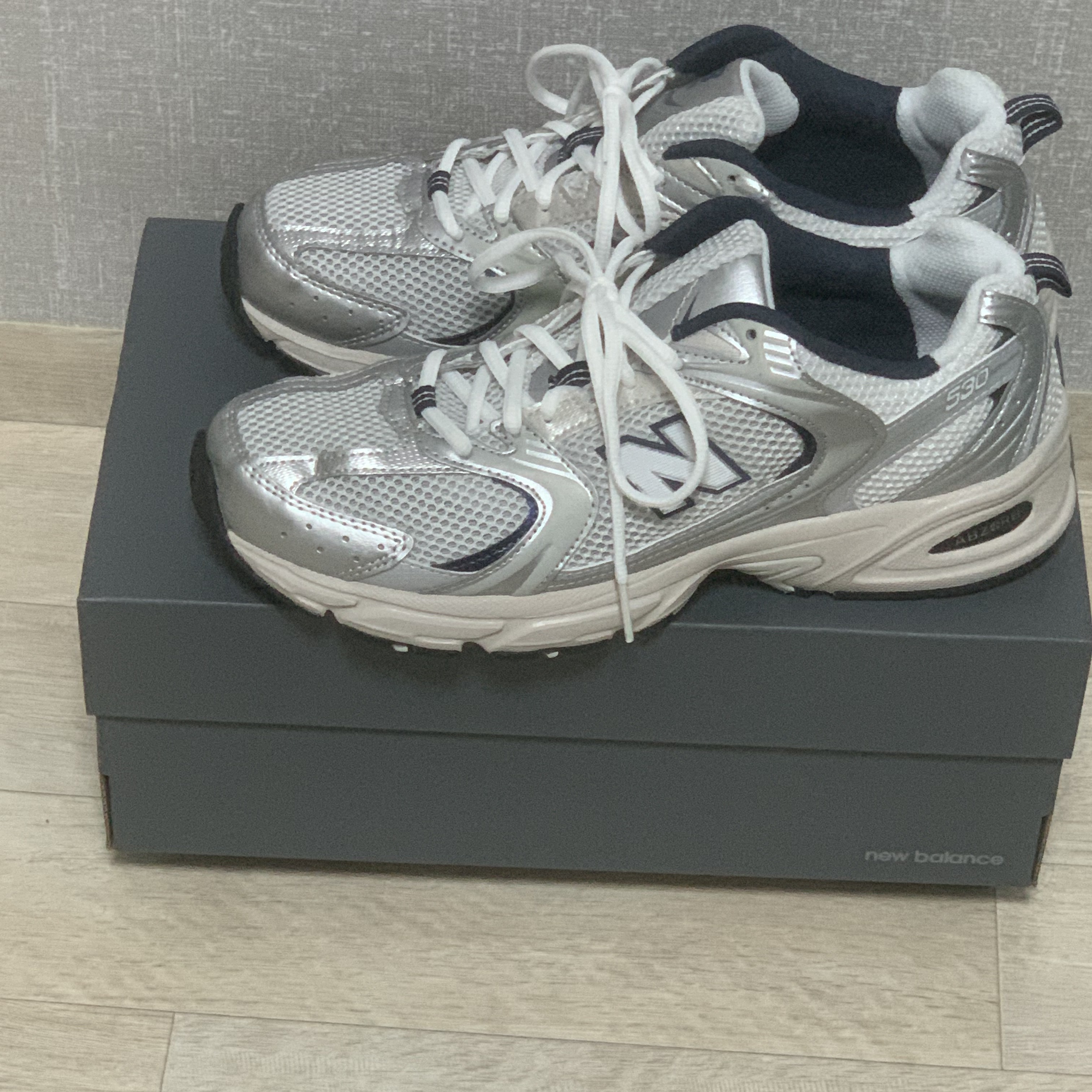 New Balance 530 Steel Grey 착용 스타일 - 2