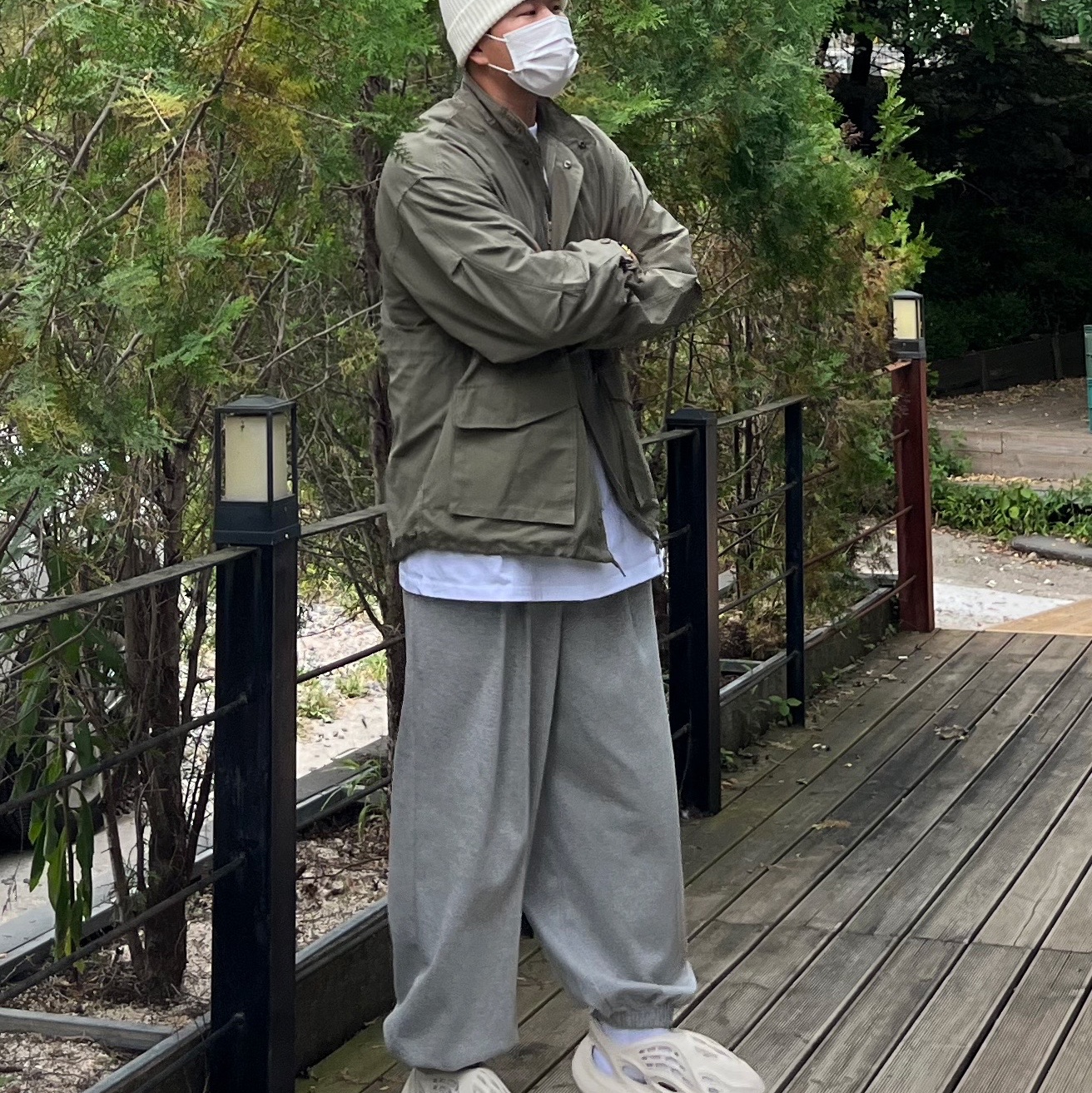 Adidas Yeezy Foam RNNR Sand 착용 스타일 - 4