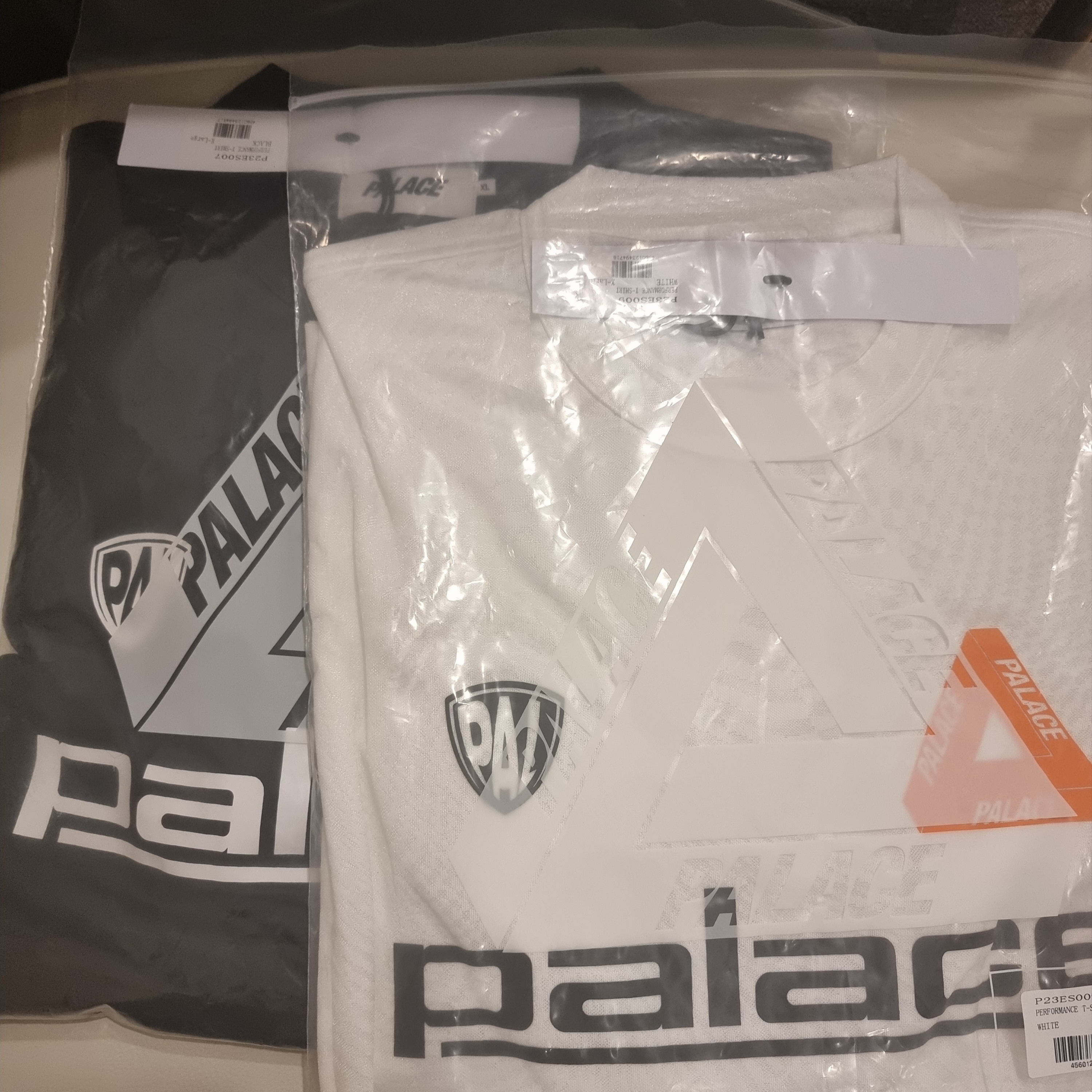 Palace Performance T-Shirt White - 22FW, Palace Performance T-Shirt Black - 22FW 착용 스타일