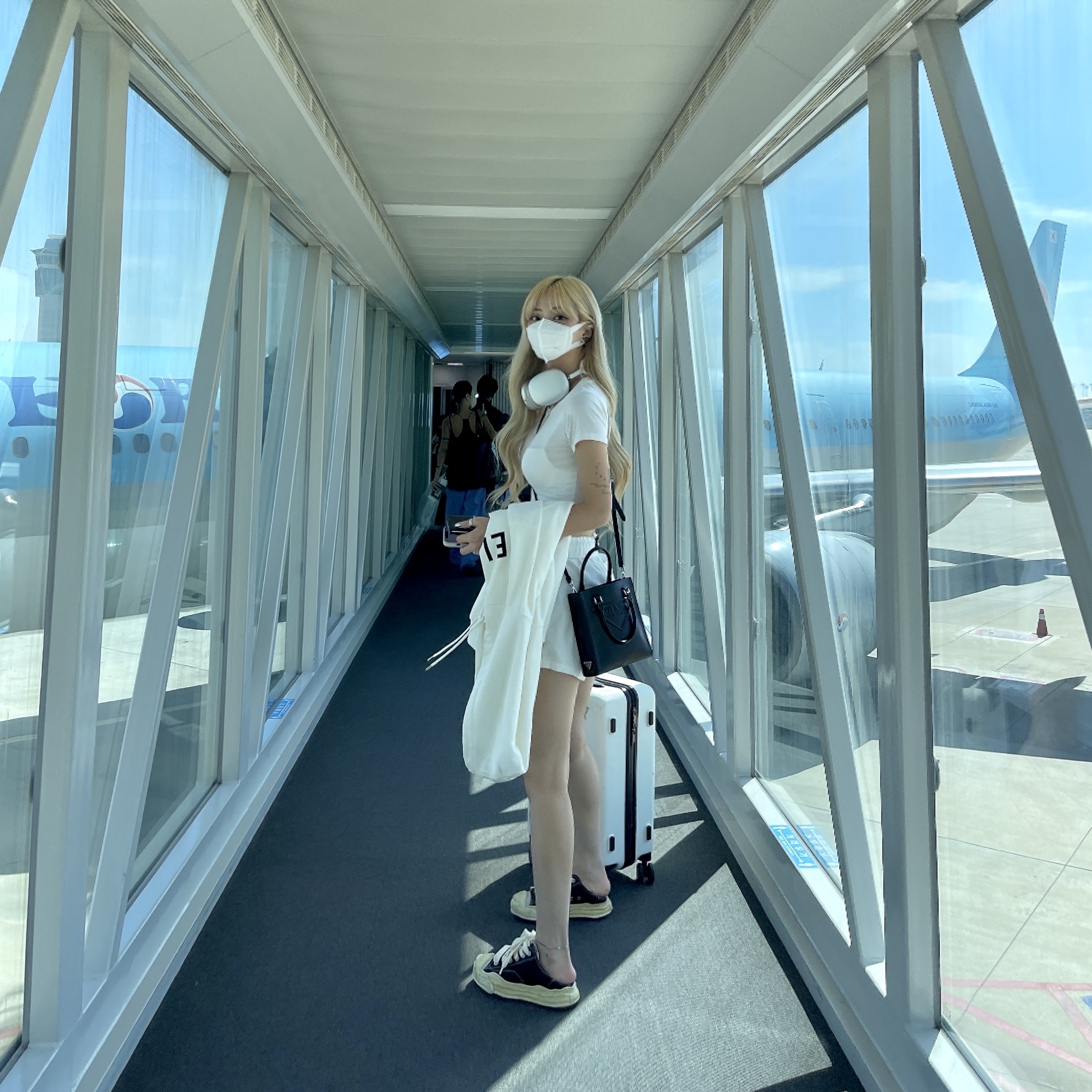 Celine Loose Hoodie in Cotton Fleece Off White Black, Prada Leather Handbag Black 착용 스타일 - 1