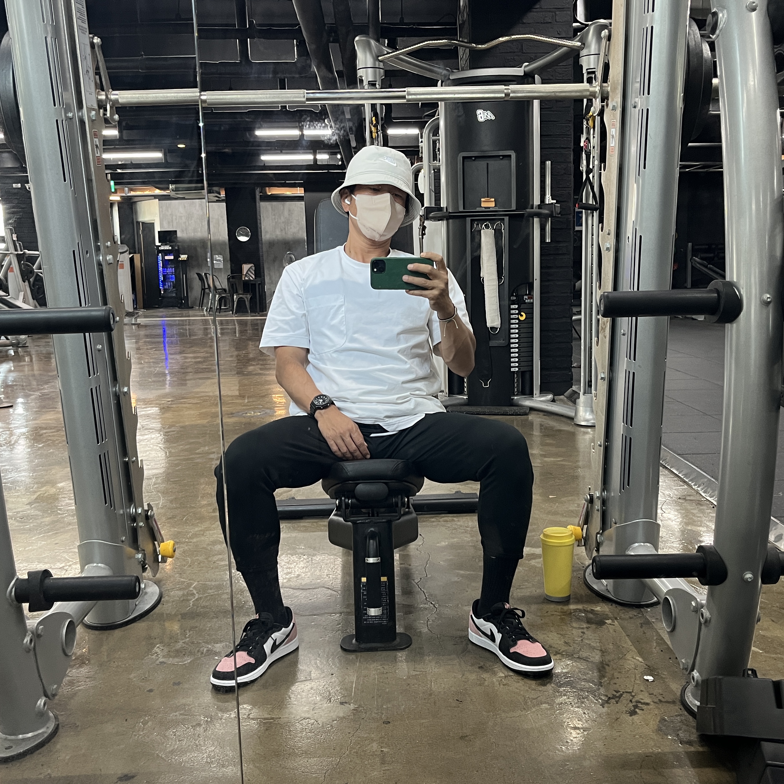 Nike Futura Washed Bucket Hat Light Bone 착용 스타일