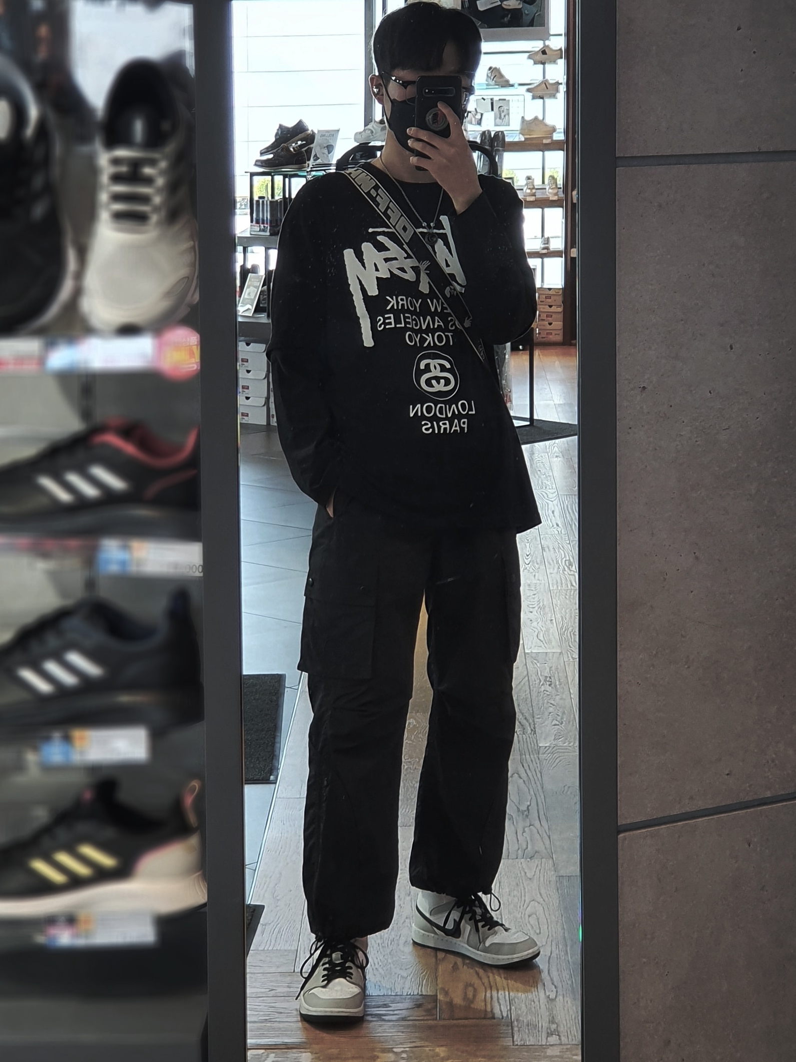 (W) Jordan 1 Mid Grey Fog, Stussy World Tour T-Shirt Black 착용 스타일