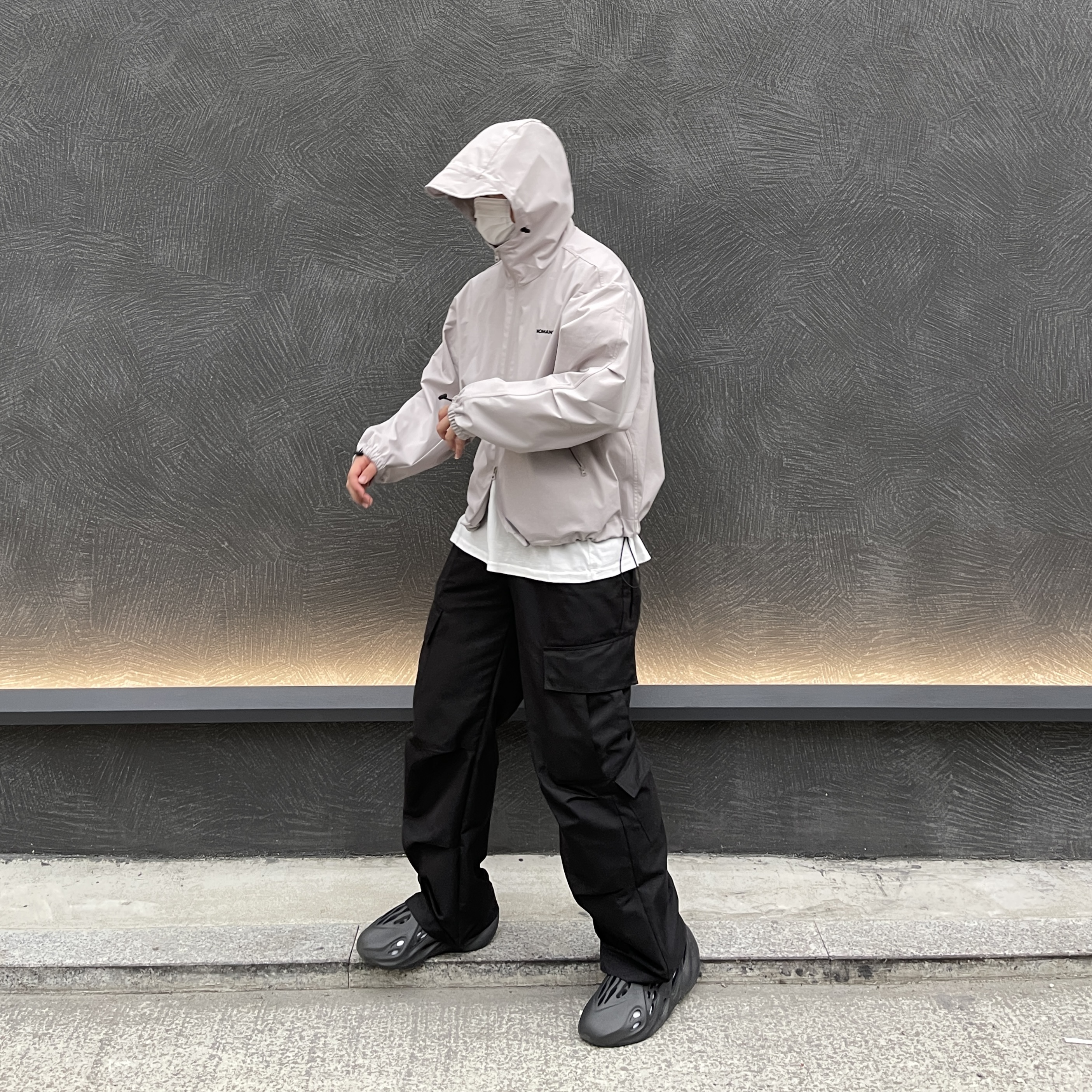 Adidas Yeezy Foam RNNR Onyx 착용 스타일 - 3