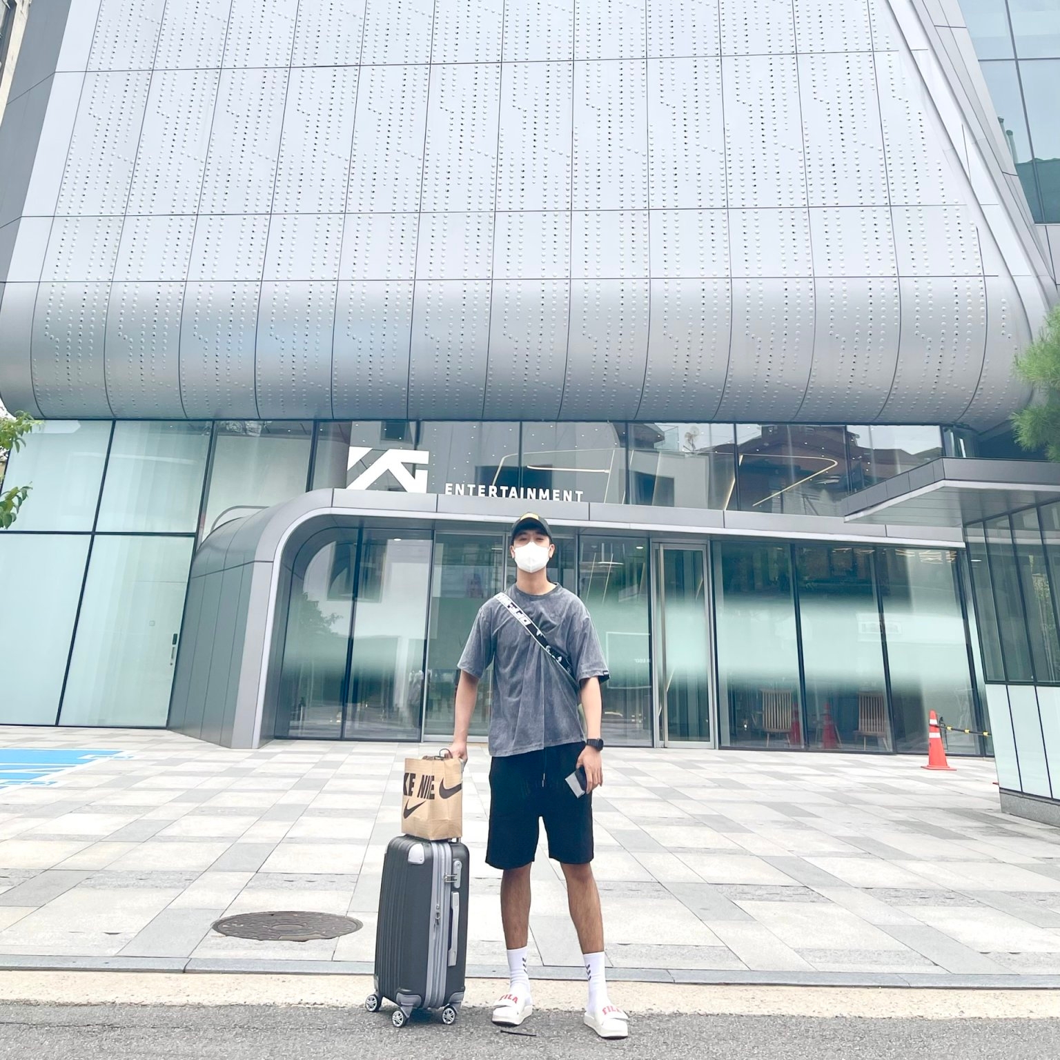 Off-White x Amore Pacific Protection Box (Without Cosmetics) 착용 스타일
