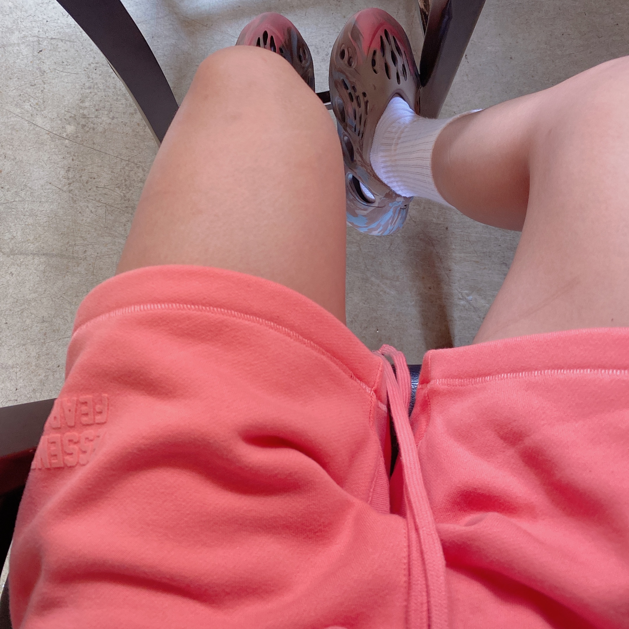 Essentials Sweatshorts Coral - 22FW, Adidas Yeezy Foam RNNR MX Sand Grey 착용 스타일 - 1