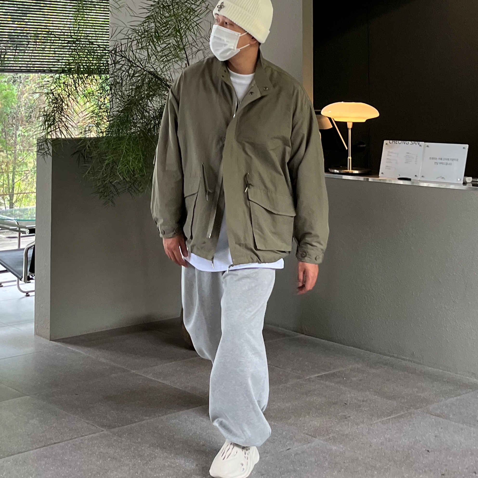 Adidas Yeezy Foam RNNR Sand 착용 스타일 - 1