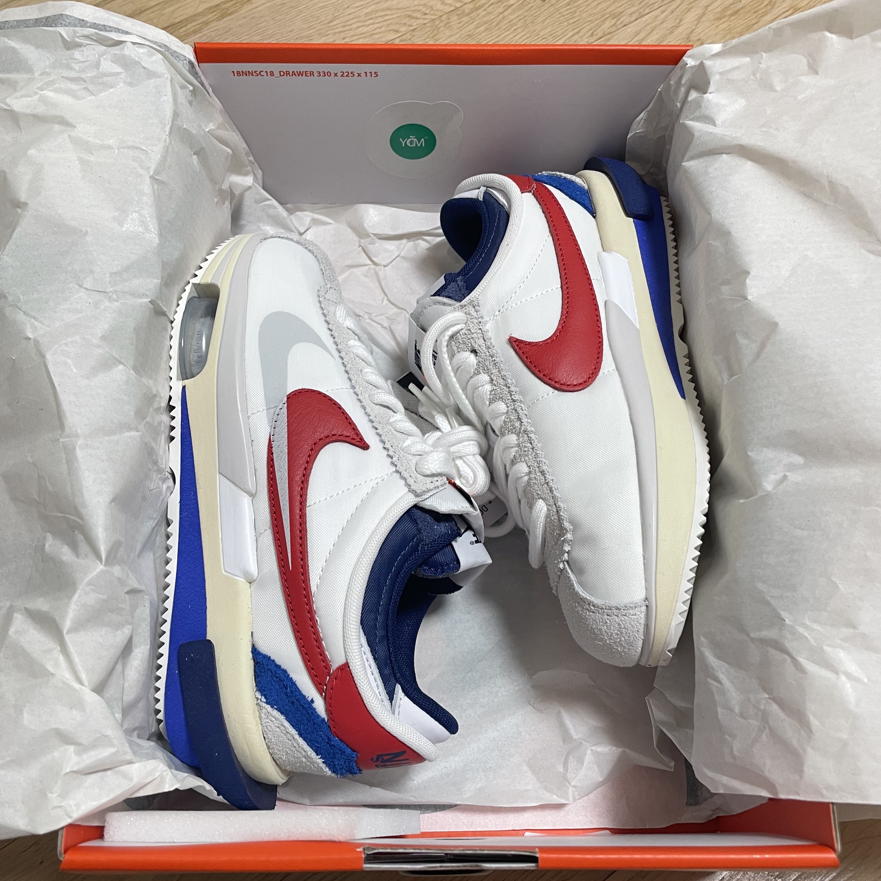 Nike x Sacai Zoom Cortez SP White and University Red 착용 스타일 - 1