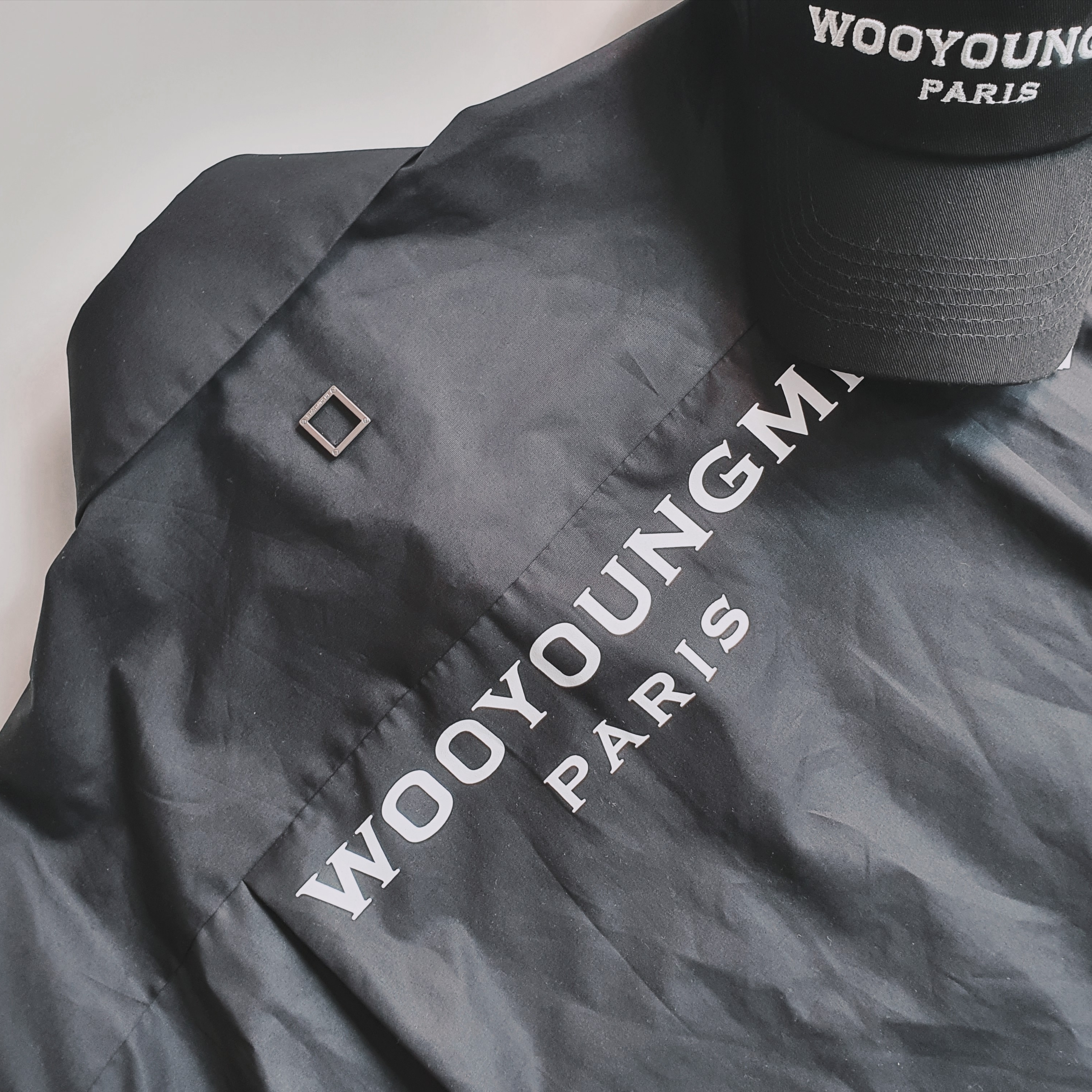 Wooyoungmi Cotton Back Logo Shirt Black - 22FW, Wooyoungmi White Embroidered Logo Ball Cap Black 착용 스타일 - 4
