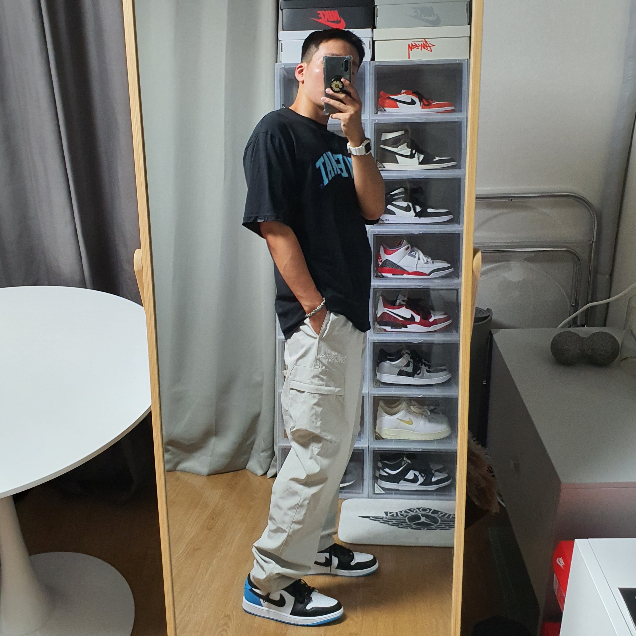 Jordan 1 Retro Low OG Black and Dark Powder Blue, Casio G-Shock x Thisisneverthat DW-5600TNT-7 White 착용 스타일