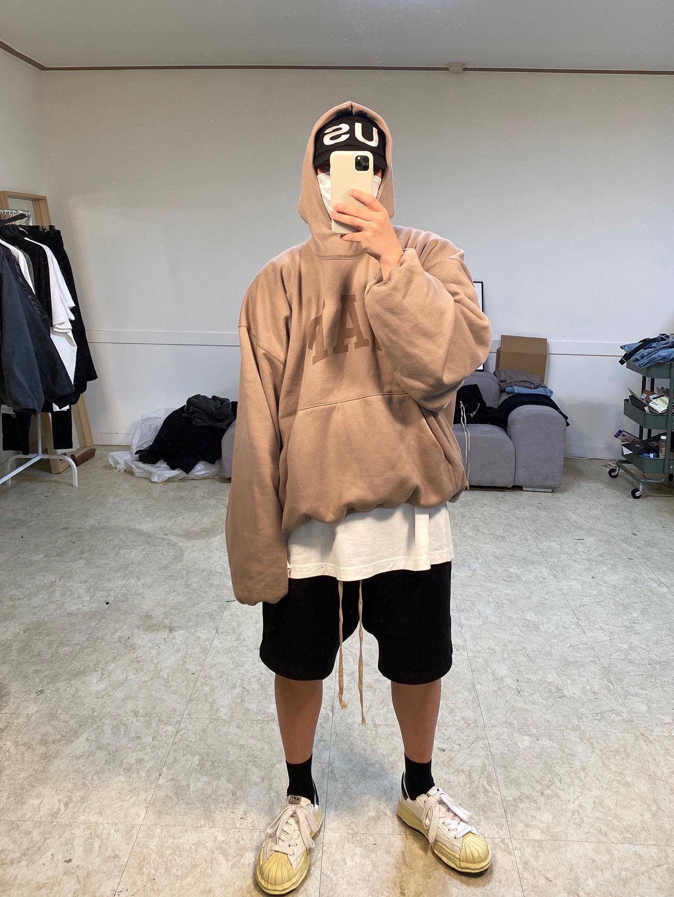 Yeezy Gap Engineered By Balenciaga Dove Hoodie Beige, Maison Mihara Yasuhiro Blakey VL OG Sole Leather Low-top Sneakers White 착용 스타일 - 1