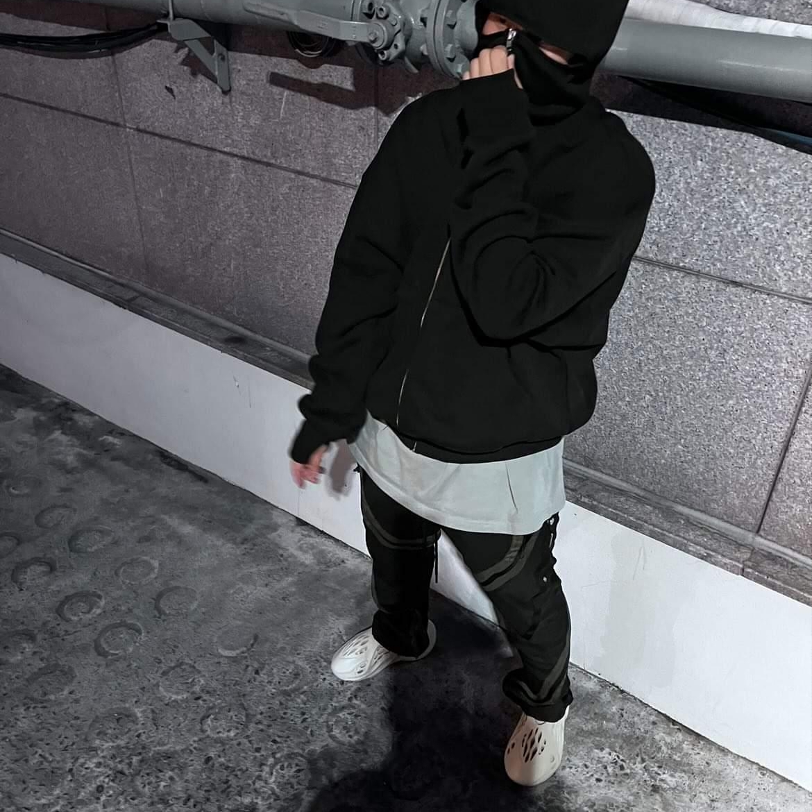 Adidas Yeezy Foam RNNR Sand, Farfromwhat Far Balaclava Hoodie Zip-Up Black 착용 스타일 - 3