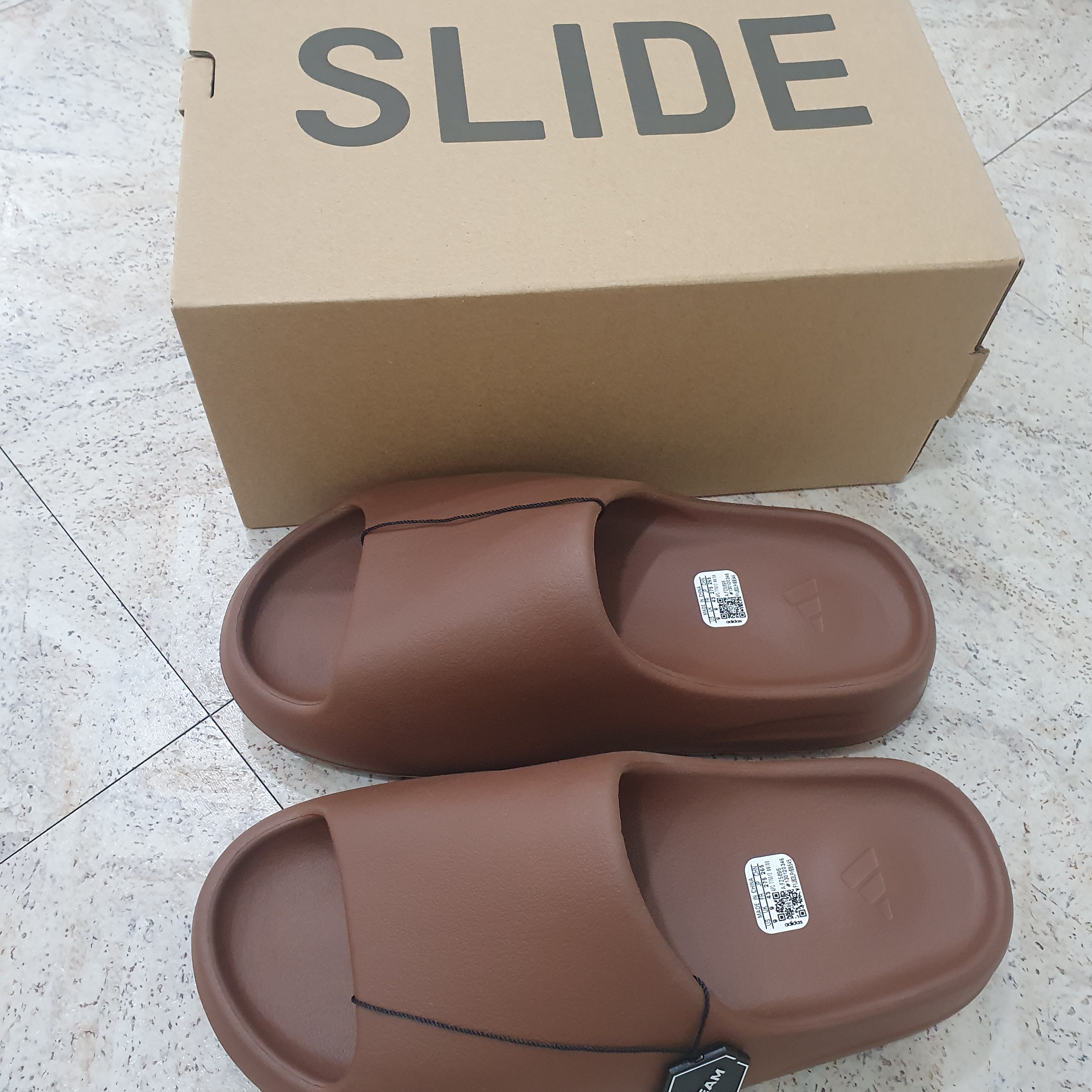 Adidas Yeezy Slide Flax 착용 스타일