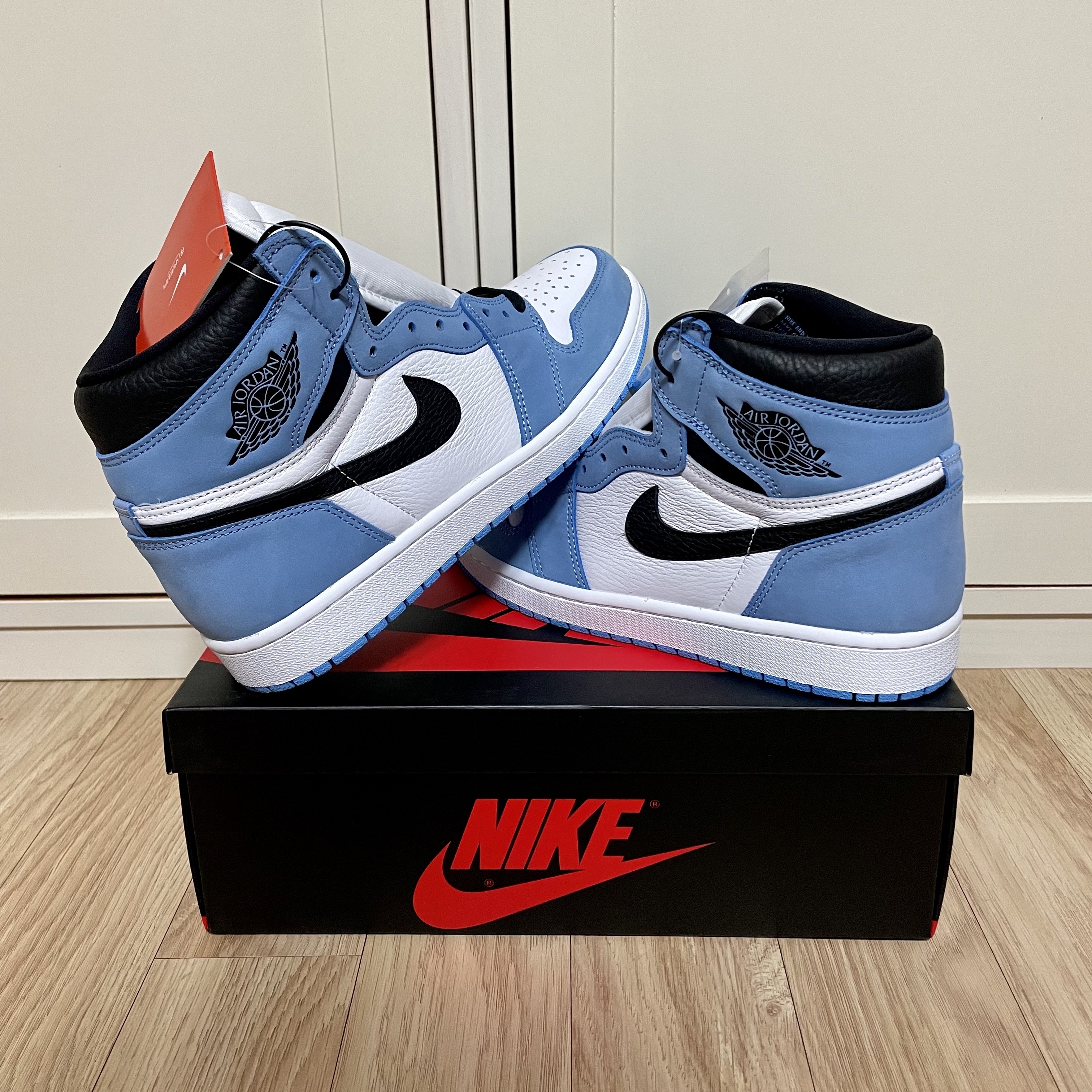 Jordan 1 Retro High OG University Blue 착용 스타일 - 1
