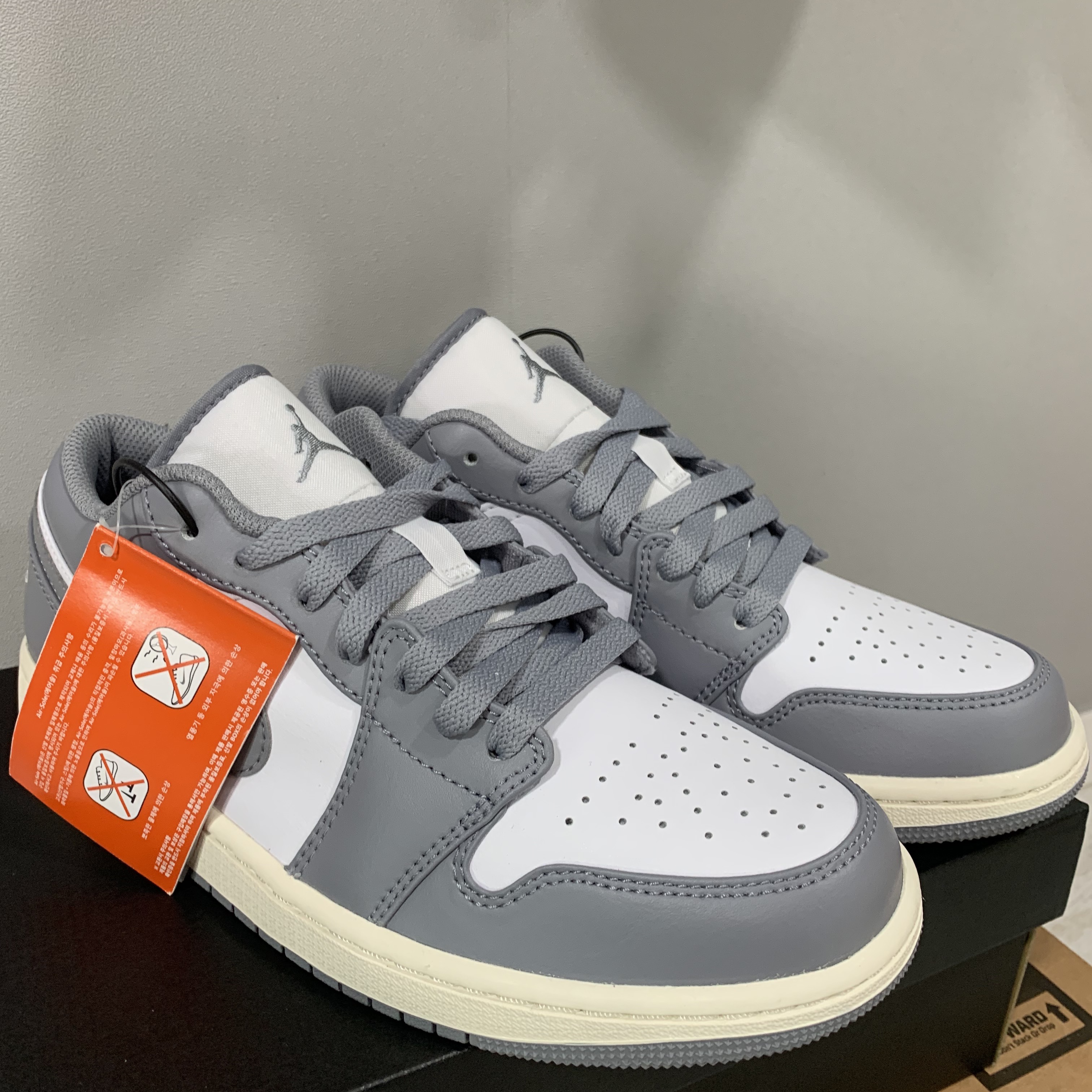 Jordan 1 Low Stealth and White 착용 스타일 - 1