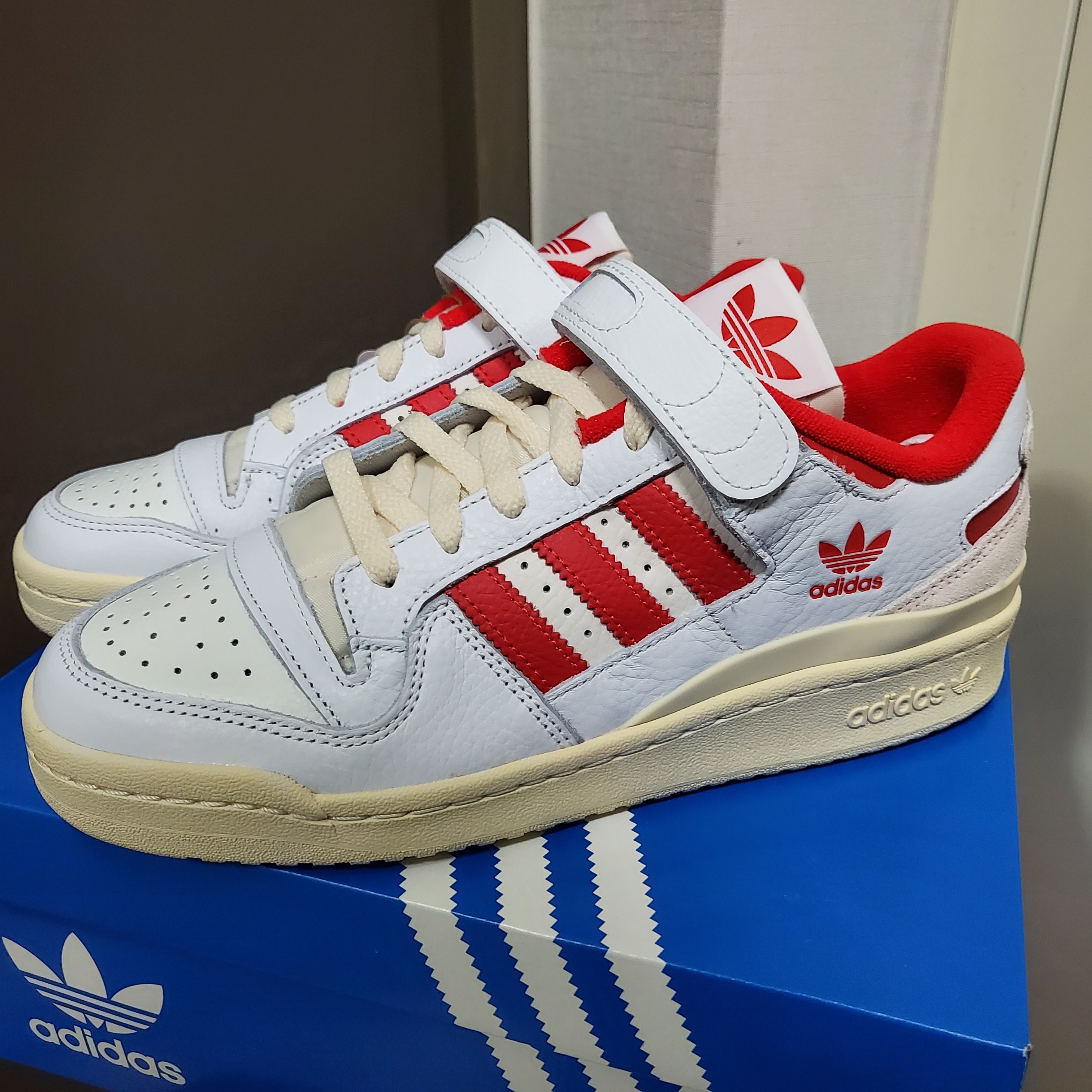 Adidas Forum 84 Low Vivid Red 착용 스타일