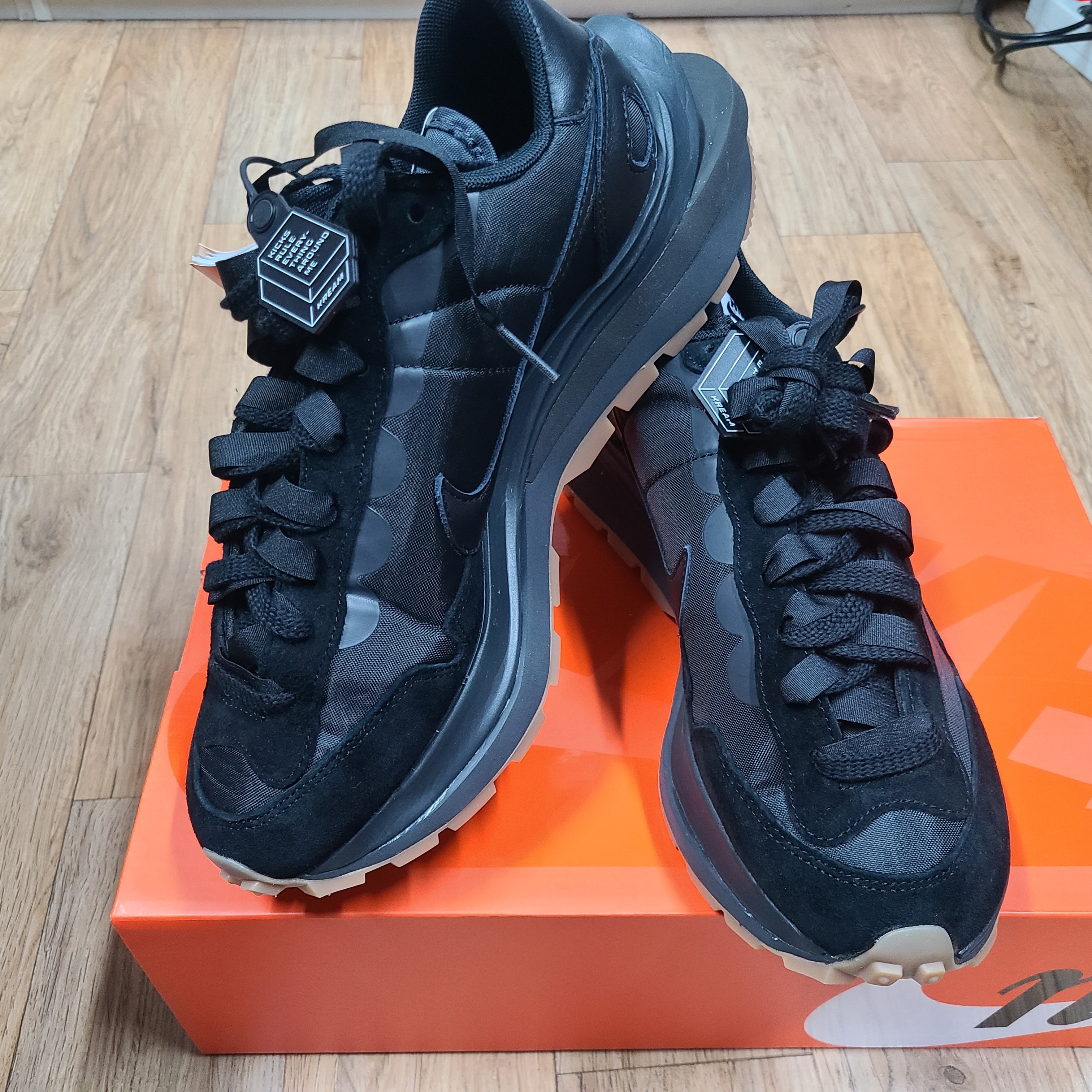 Nike x Sacai VaporWaffle Black and Gum 착용 스타일 - 2