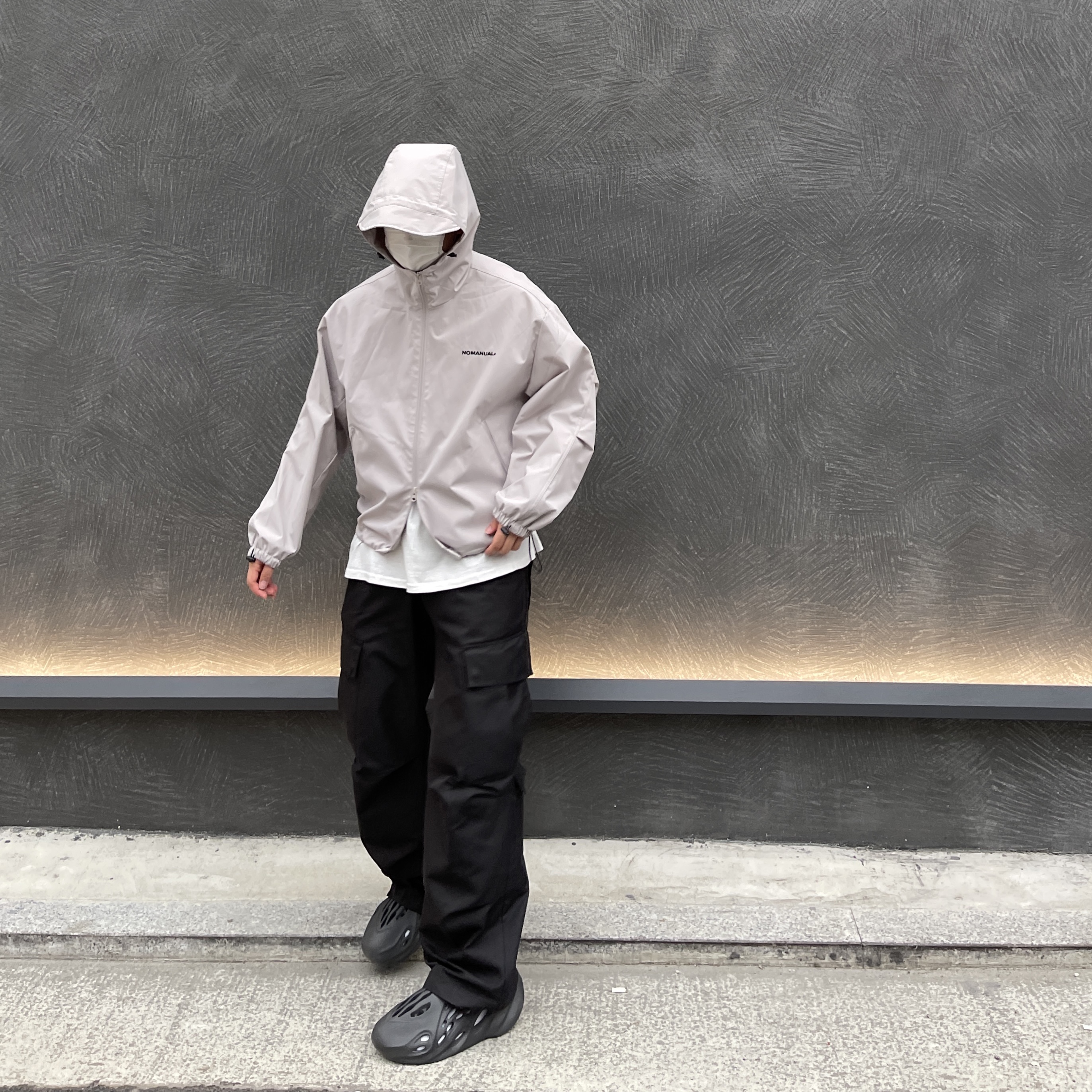 Adidas Yeezy Foam RNNR Onyx 착용 스타일 - 2