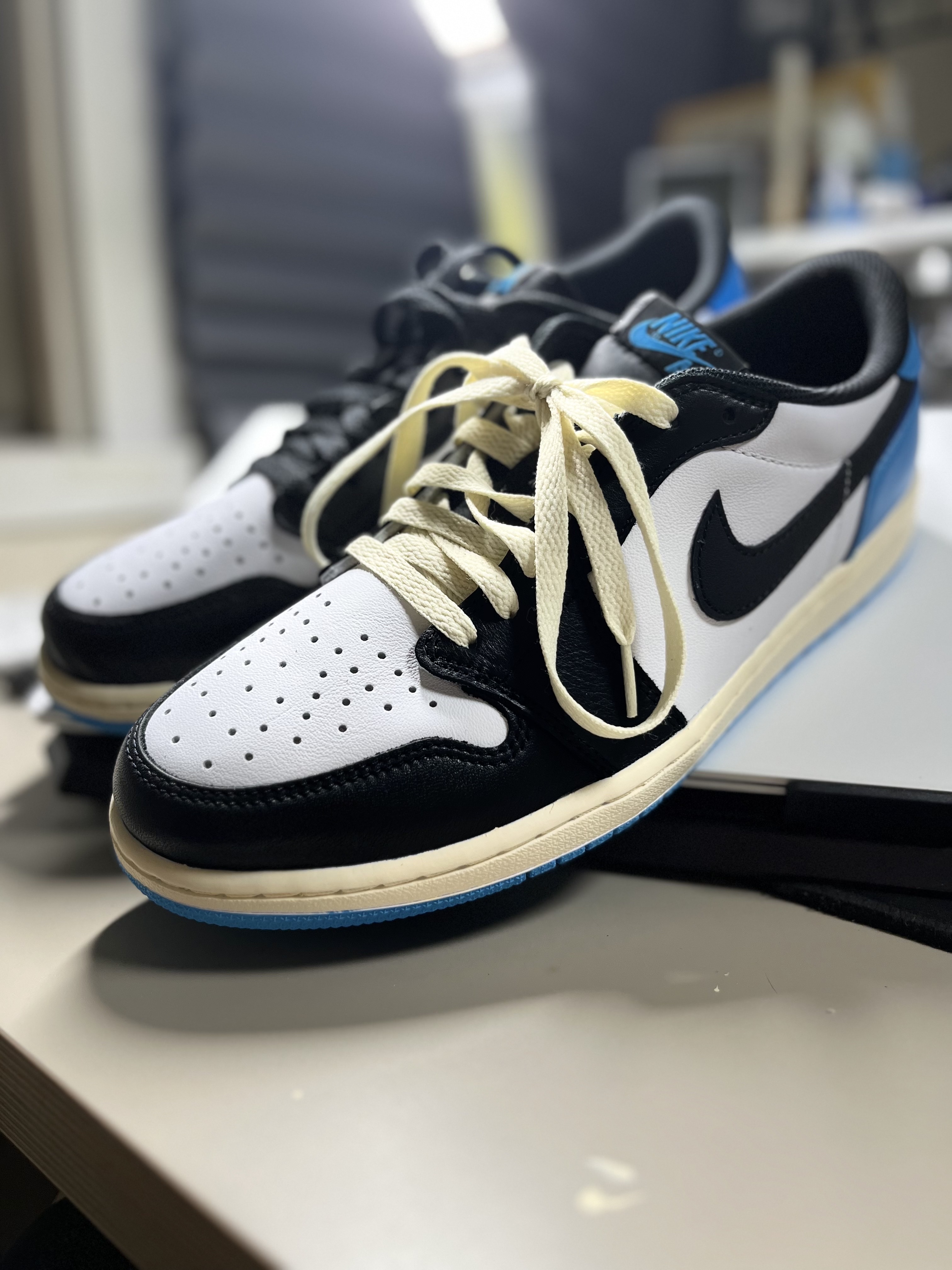 Jordan 1 Retro Low OG Black and Dark Powder Blue 착용 스타일