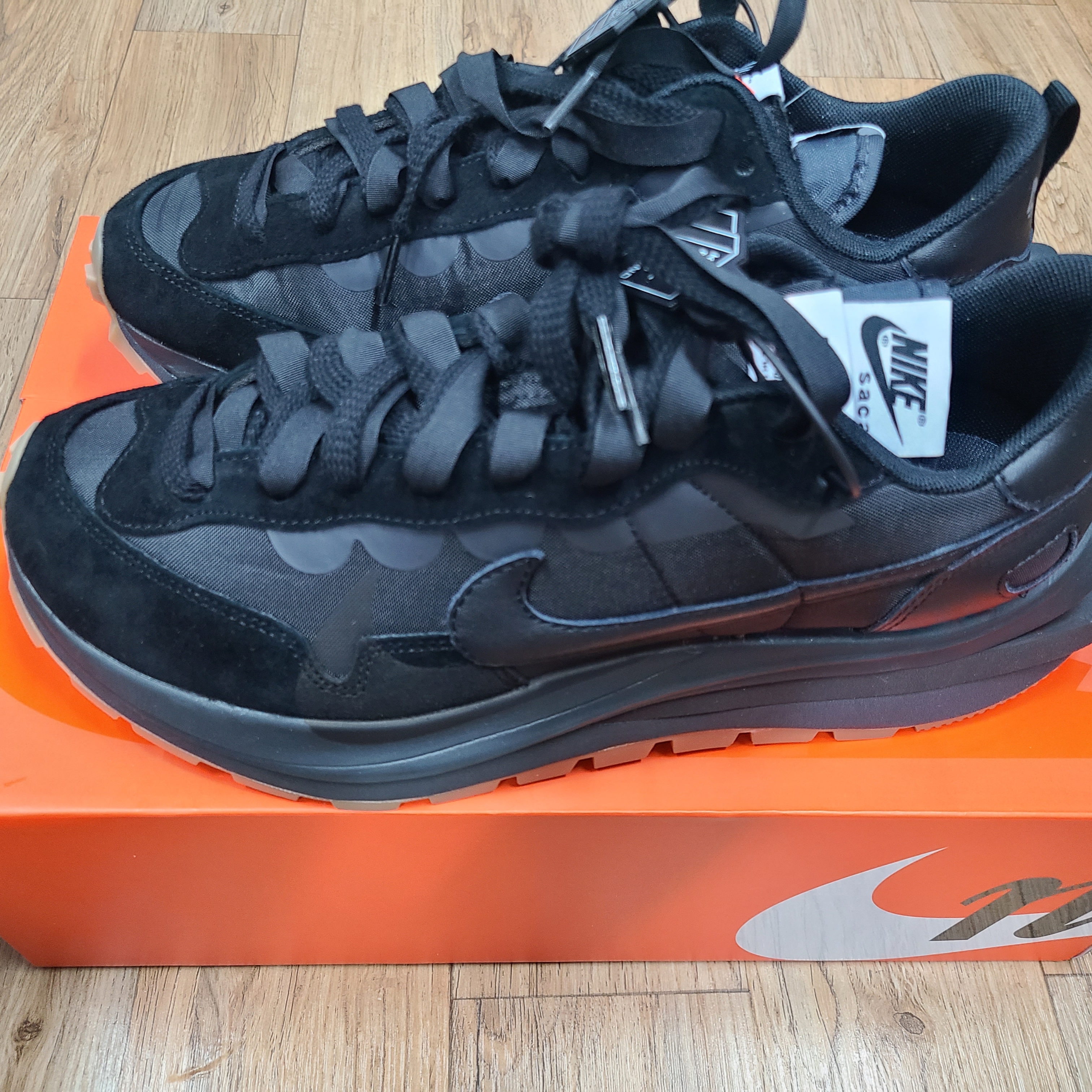 Nike x Sacai VaporWaffle Black and Gum 착용 스타일 - 1
