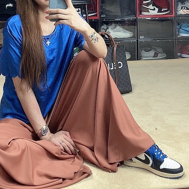 Jordan 1 x Travis Scott x Fragment Retro Low OG SP Military Blue, Celine Small Cabas Vertical in Triomphe Canvas Calfskin Tan 착용 스타일