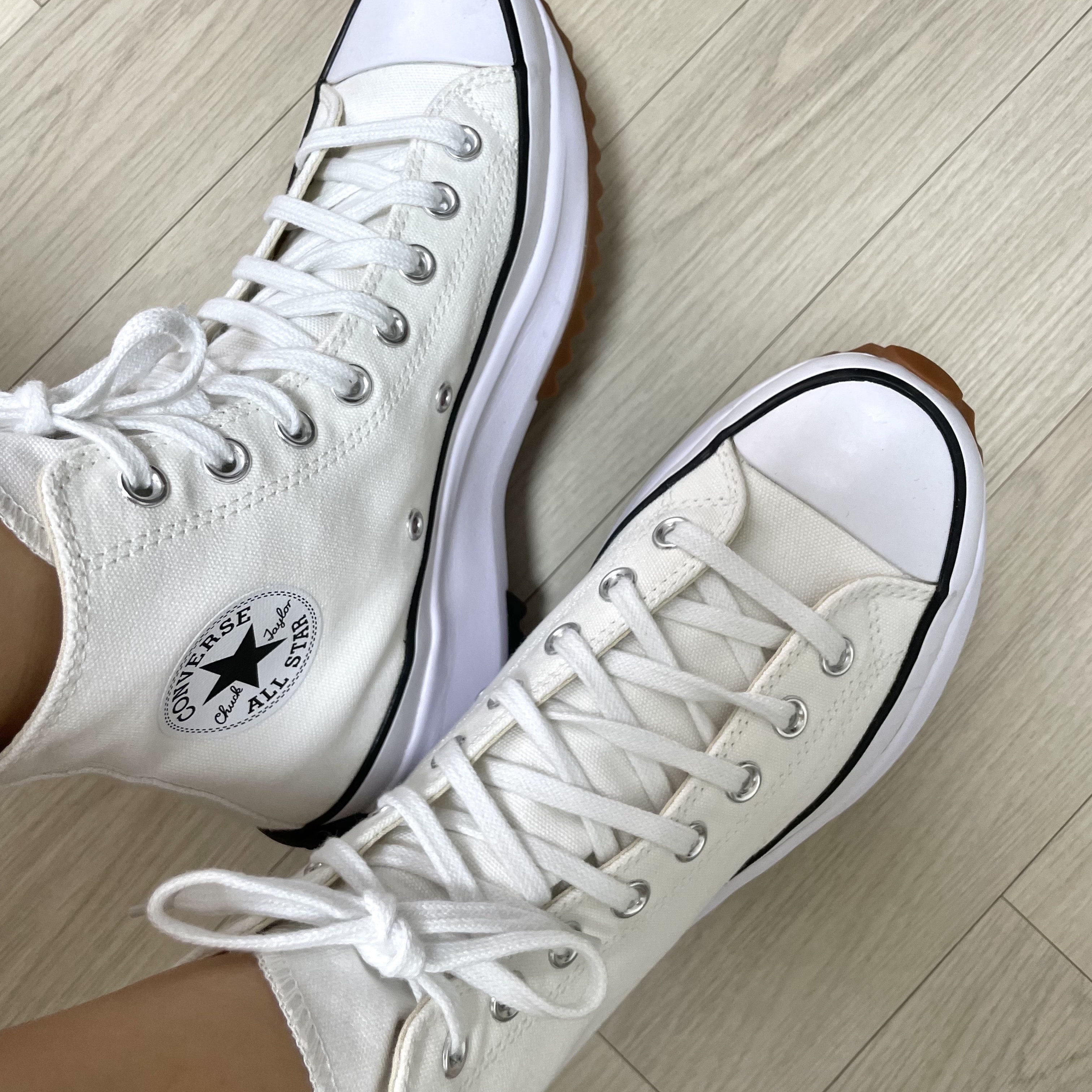 Converse Run Star Hike Hi White Black Gum 착용 스타일 - 2