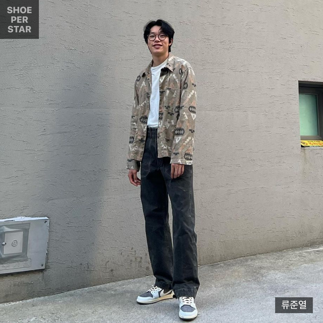 Jordan 1 x Travis Scott Retro Low OG SP Sail and Ridgerock 착용 스타일 - 1