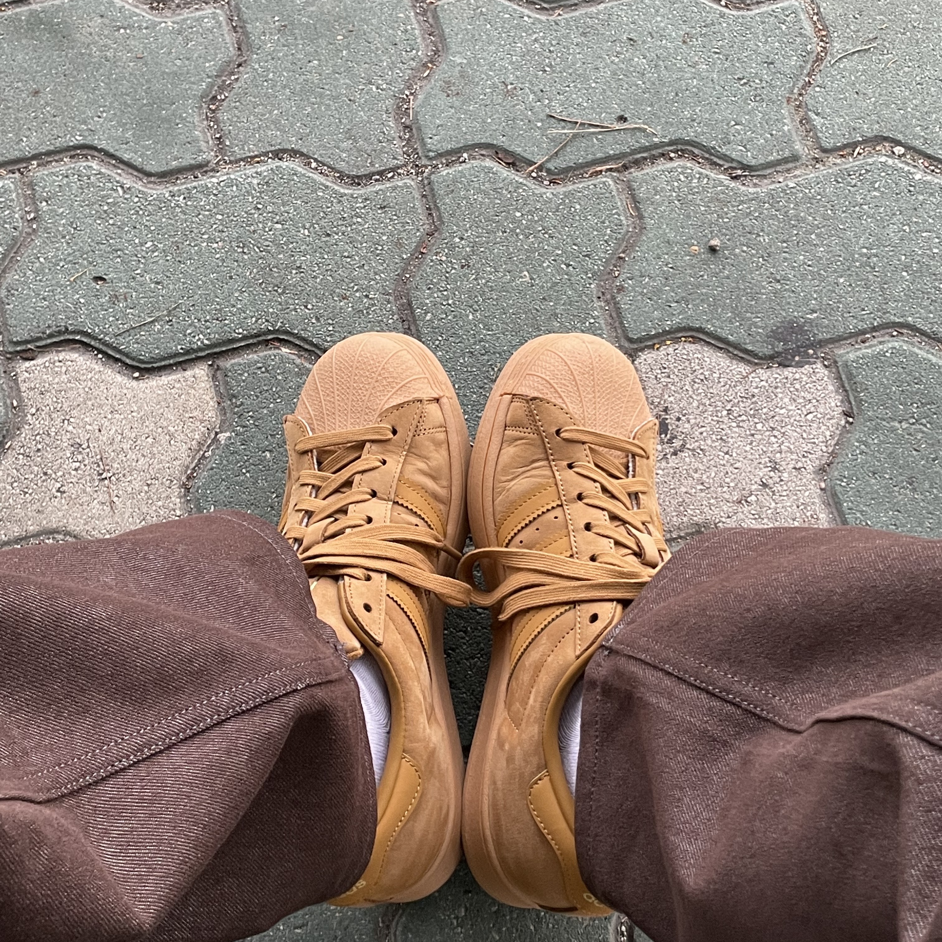Adidas Superstar Mesa Brown 착용 스타일