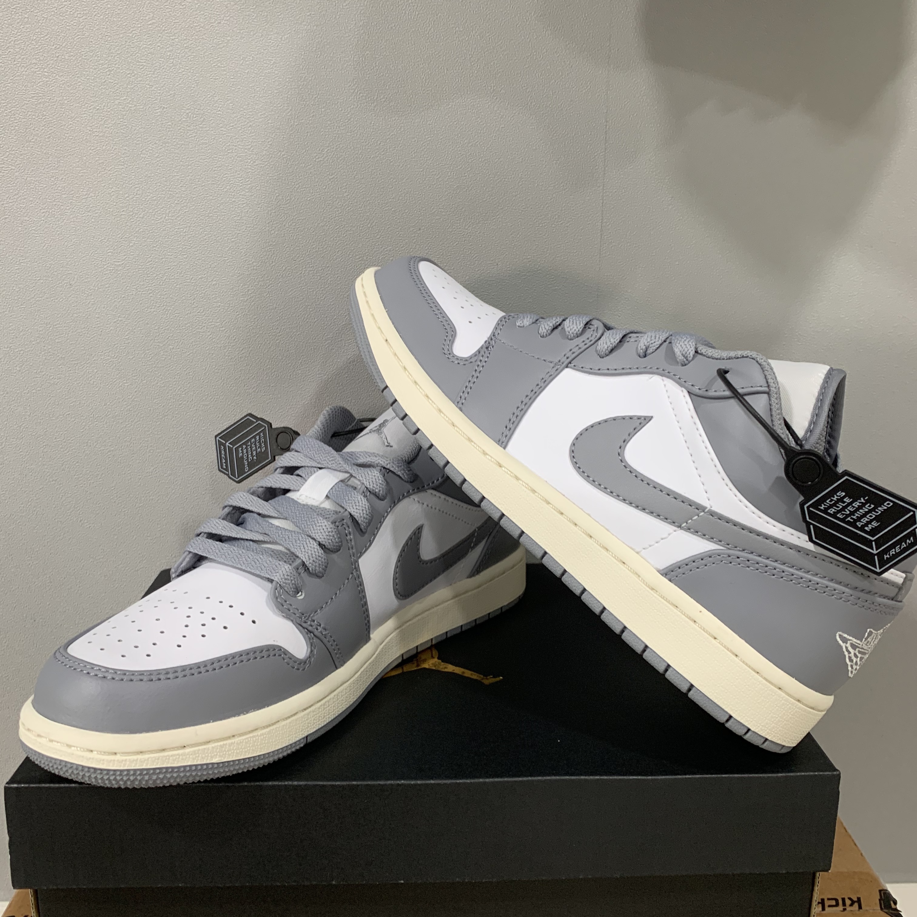 Jordan 1 Low Stealth and White 착용 스타일 - 2