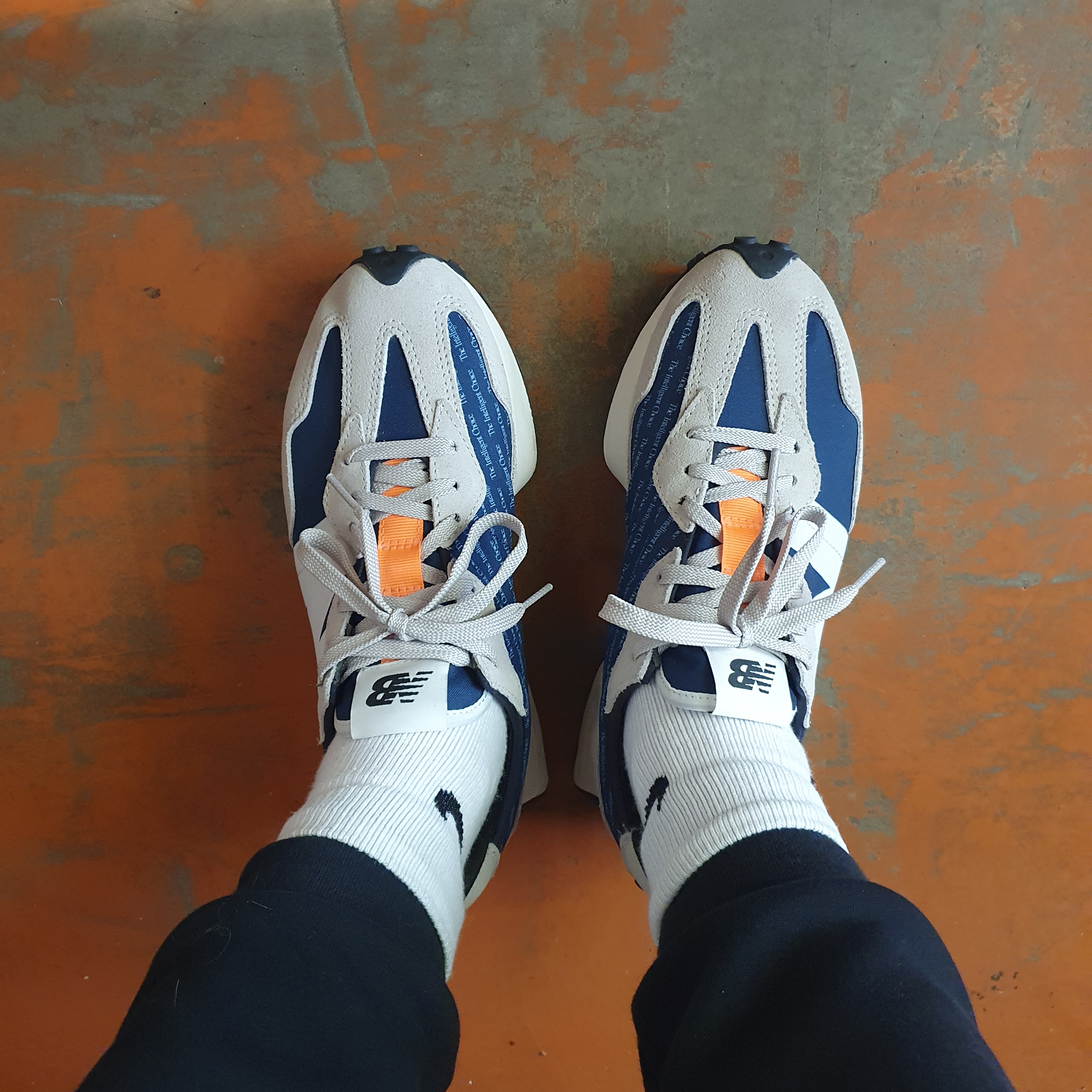 New Balance 327 Outerspace Light Grey 착용 스타일