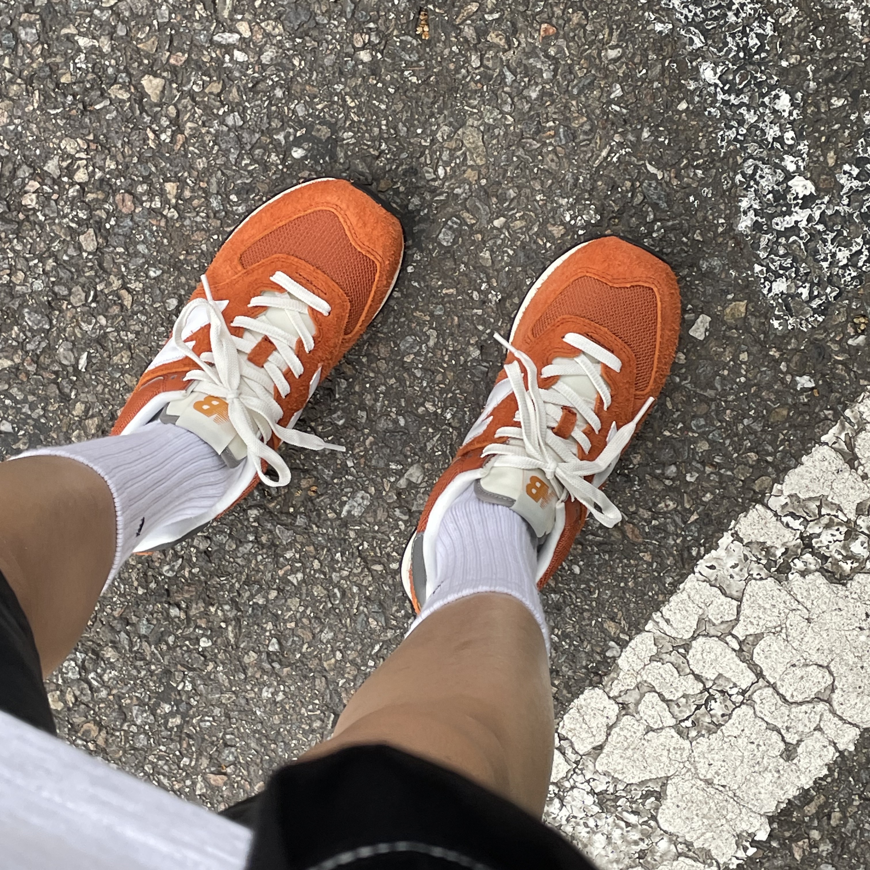 New Balance 574 Heritage Orange Burst White 착용 스타일