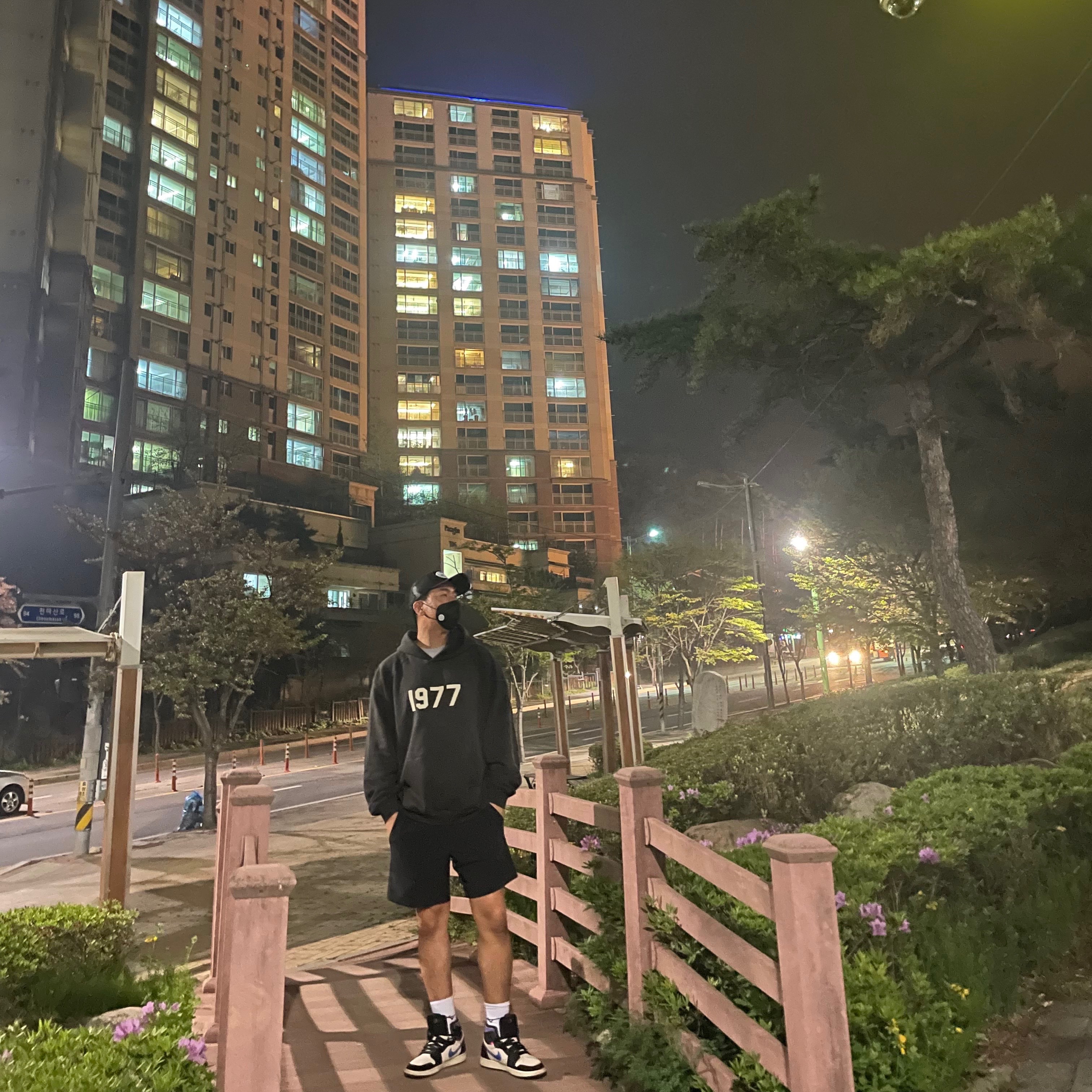 Jordan 1 x Paris Saint-Germain Zoom Air CMFT, Essentials 1977 Hoodie Iron - 22SS 착용 스타일