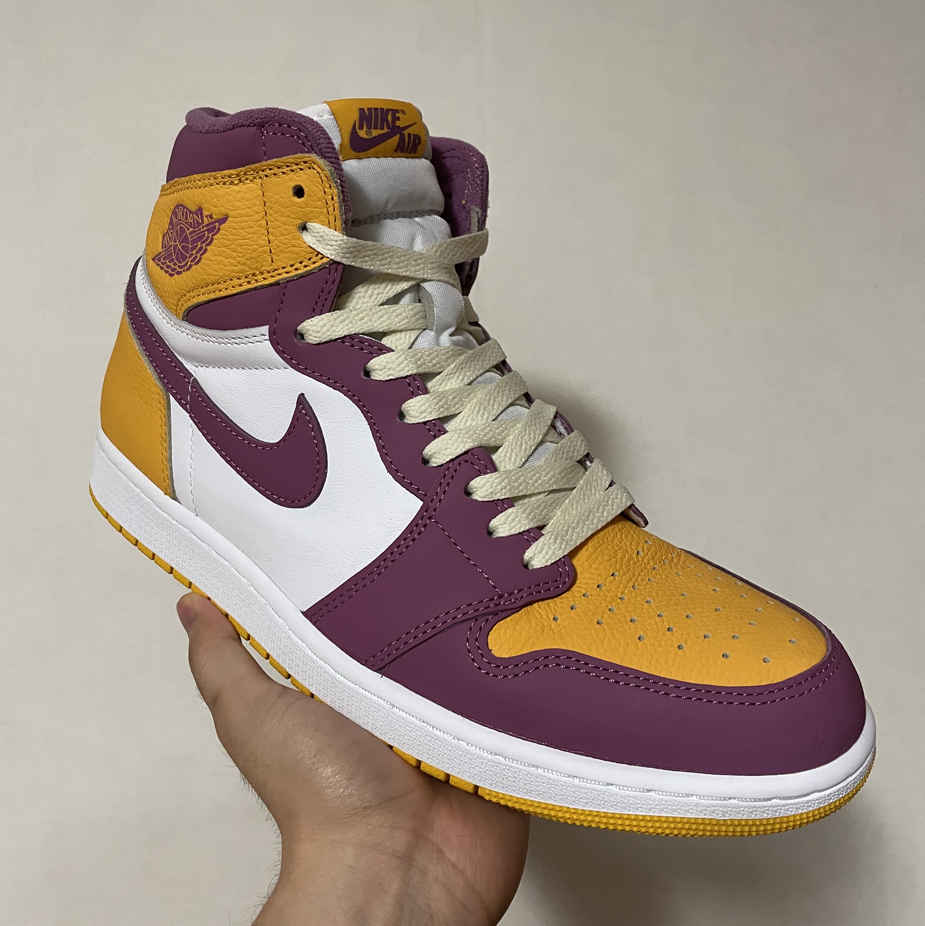 Jordan 1 Retro High OG University Gold Light Bordeaux 착용 스타일