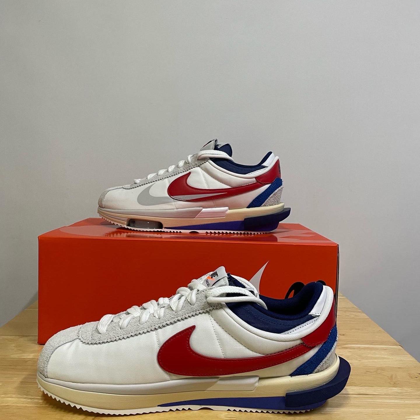 Nike x Sacai Zoom Cortez SP White and University Red 착용 스타일 - 2
