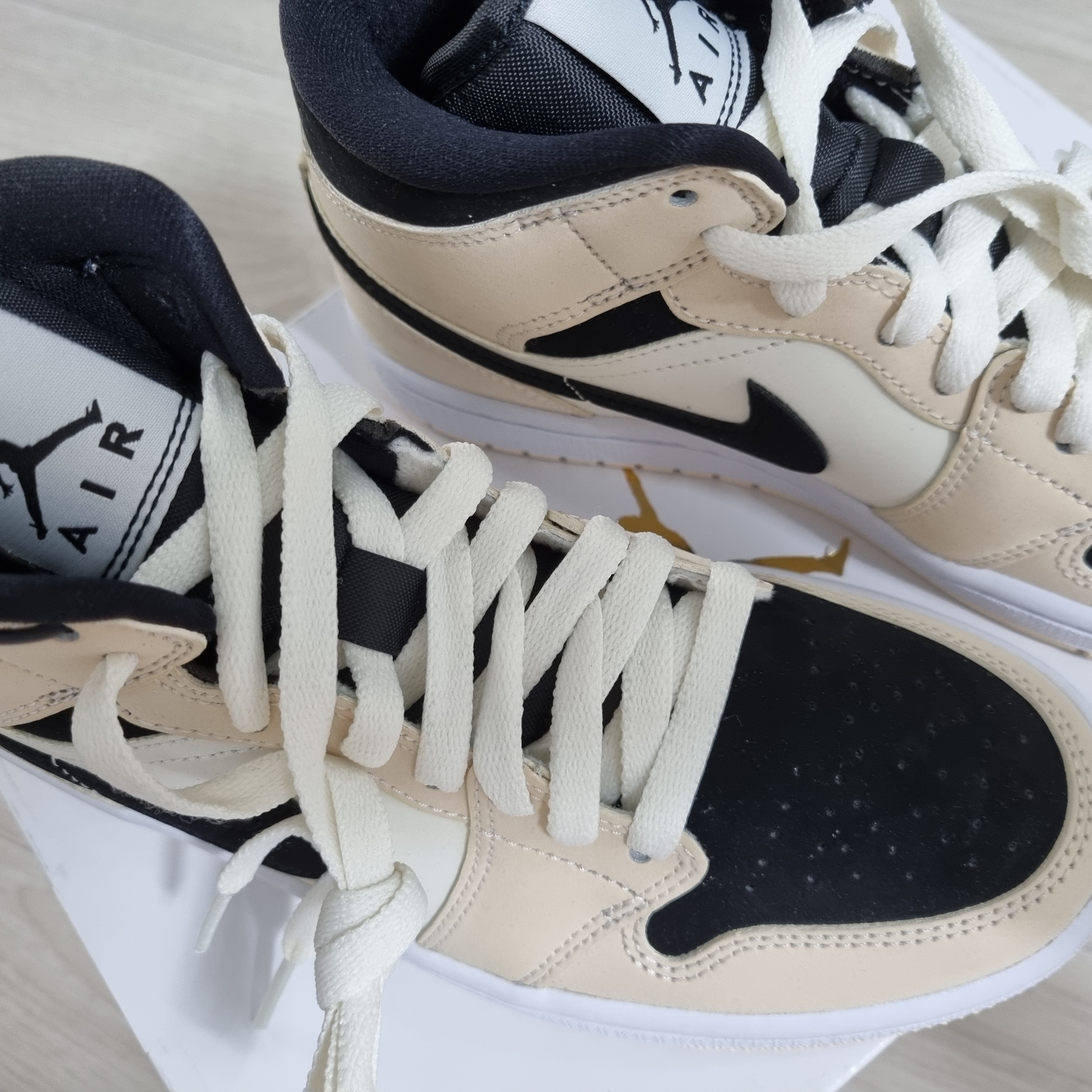(W) Jordan 1 Mid Barely Orange, Nike x Off-White Dunk Low The 50 - Lot 46 착용 스타일 - 4