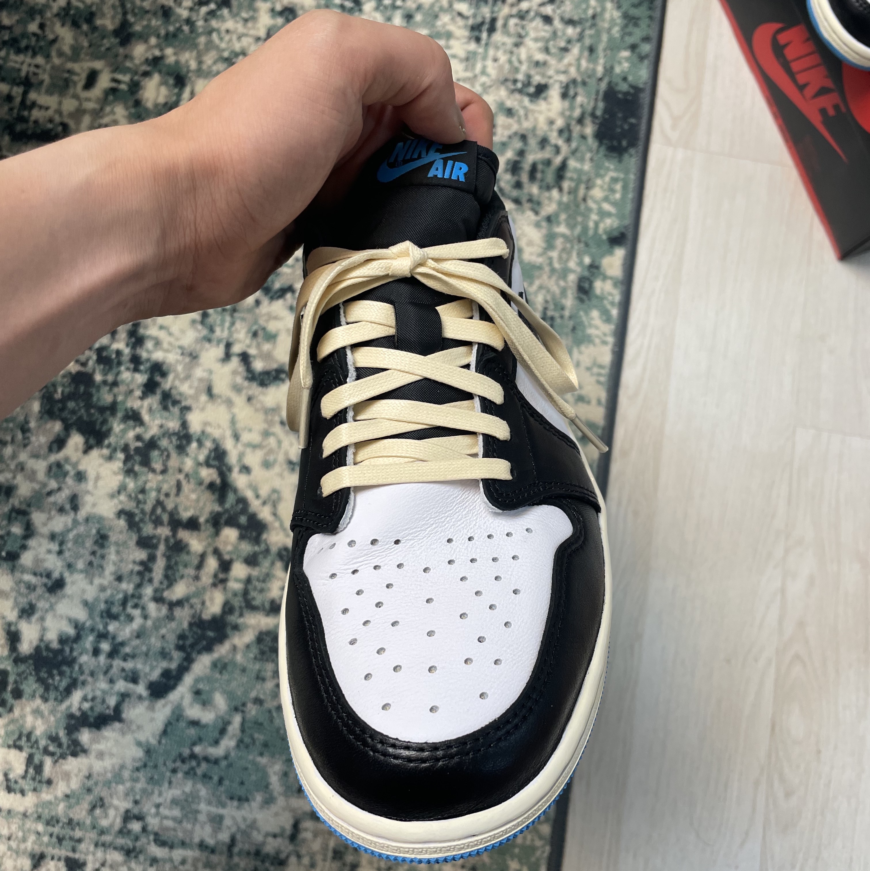Jordan 1 Retro Low OG Black and Dark Powder Blue 착용 스타일 - 2